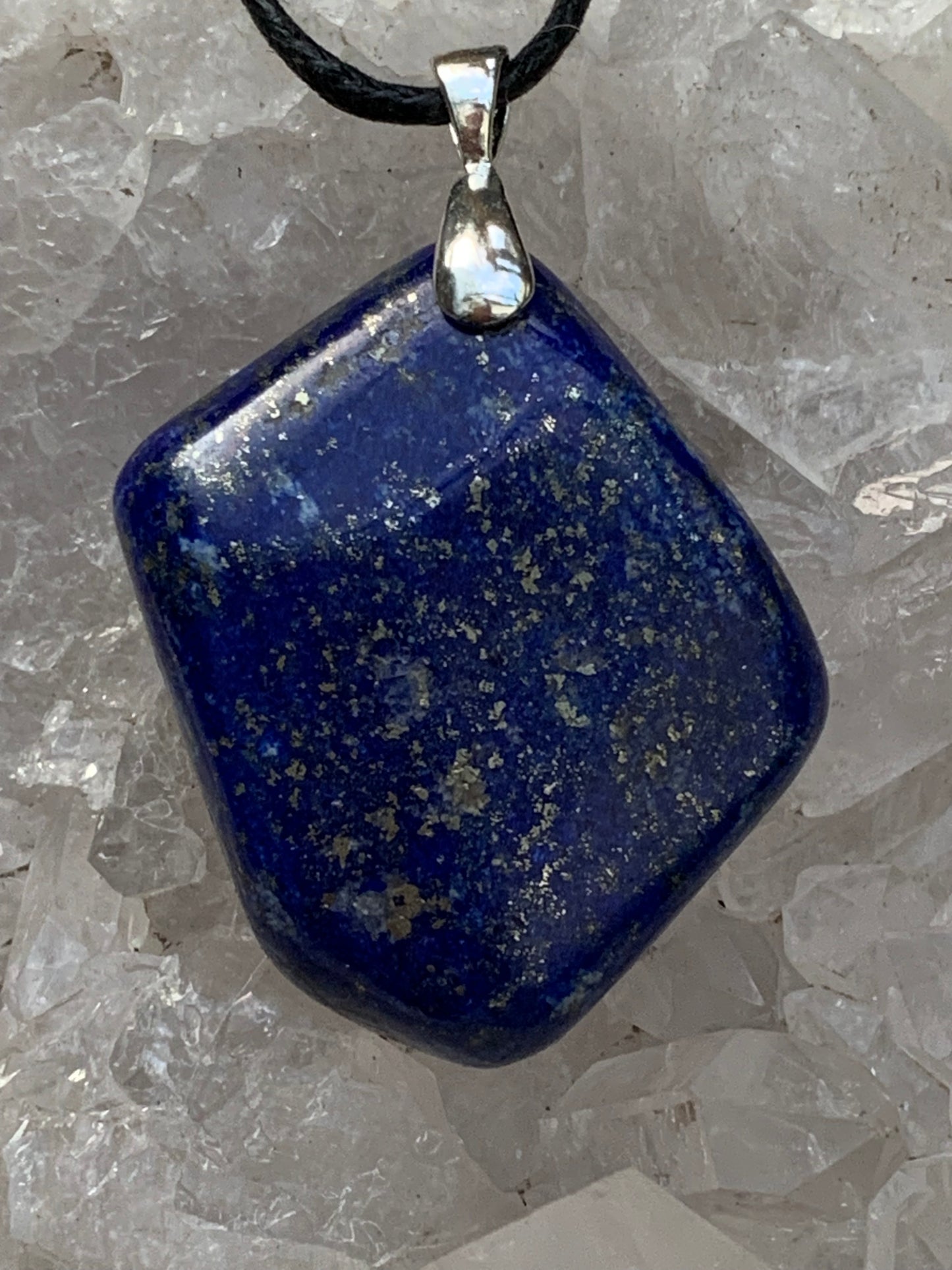 Lapis lazuli, superbe pendentif de 54 millimètres de hauteur x 35 millimètres de largeur x 12 d'épaisseur. Vendu avec un cordon réglable de couleur noire !
