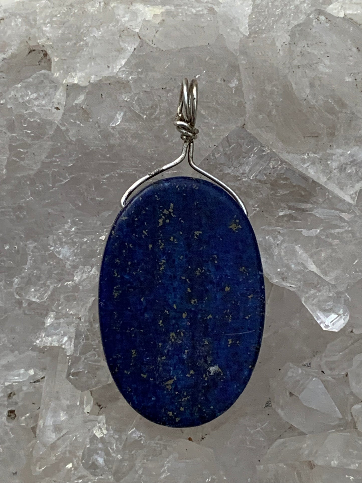 Lapis lazuli, pendentif en Argent 925, de 42 millimètres de hauteur x 20 millimètres de largeur x 7 d'épaisseur. Vendu avec un cordon réglable de couleur noire !