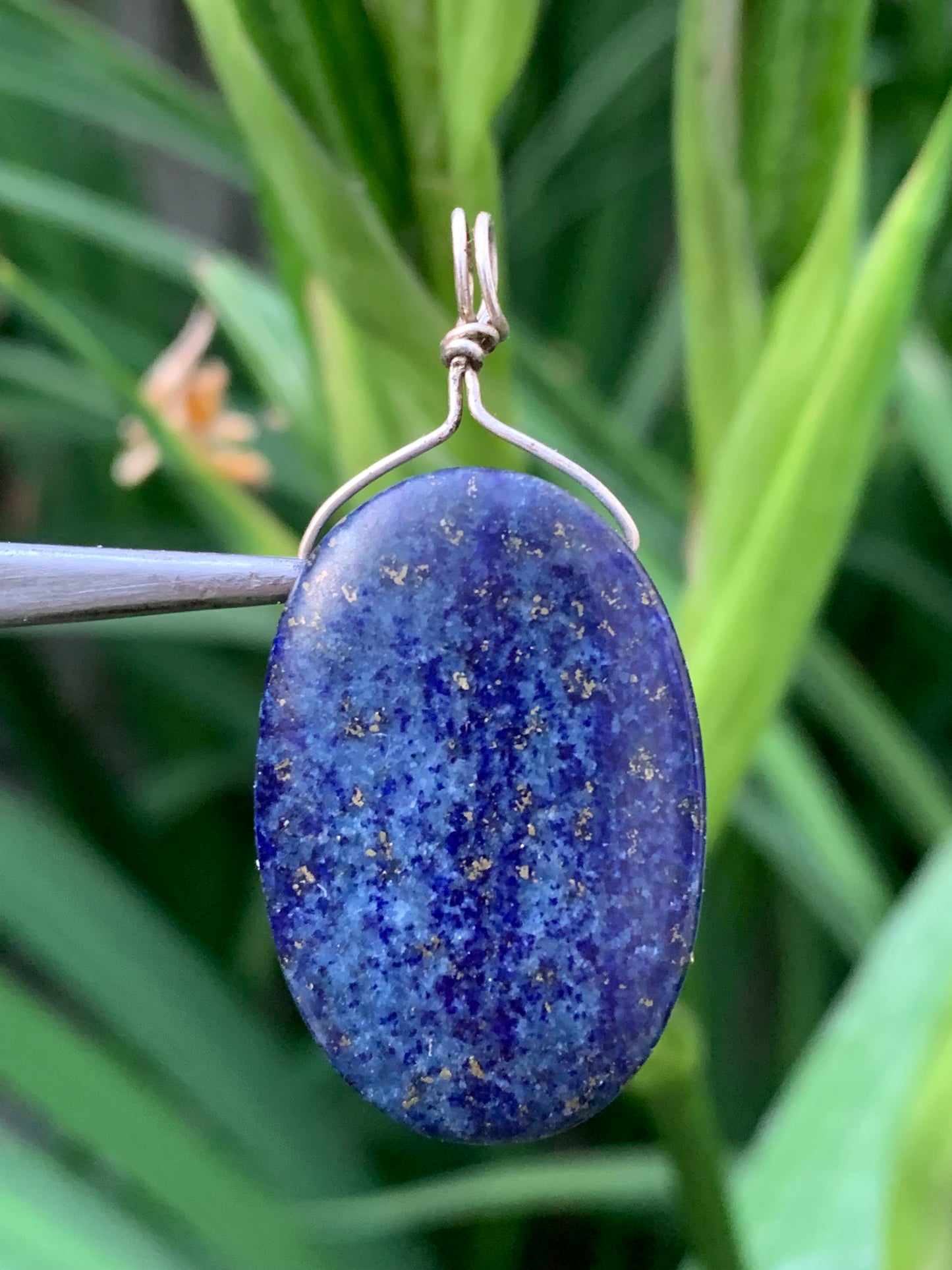 Lapis lazuli, pendentif en Argent 925, de 42 millimètres de hauteur x 20 millimètres de largeur x 7 d'épaisseur. Vendu avec un cordon réglable de couleur noire !