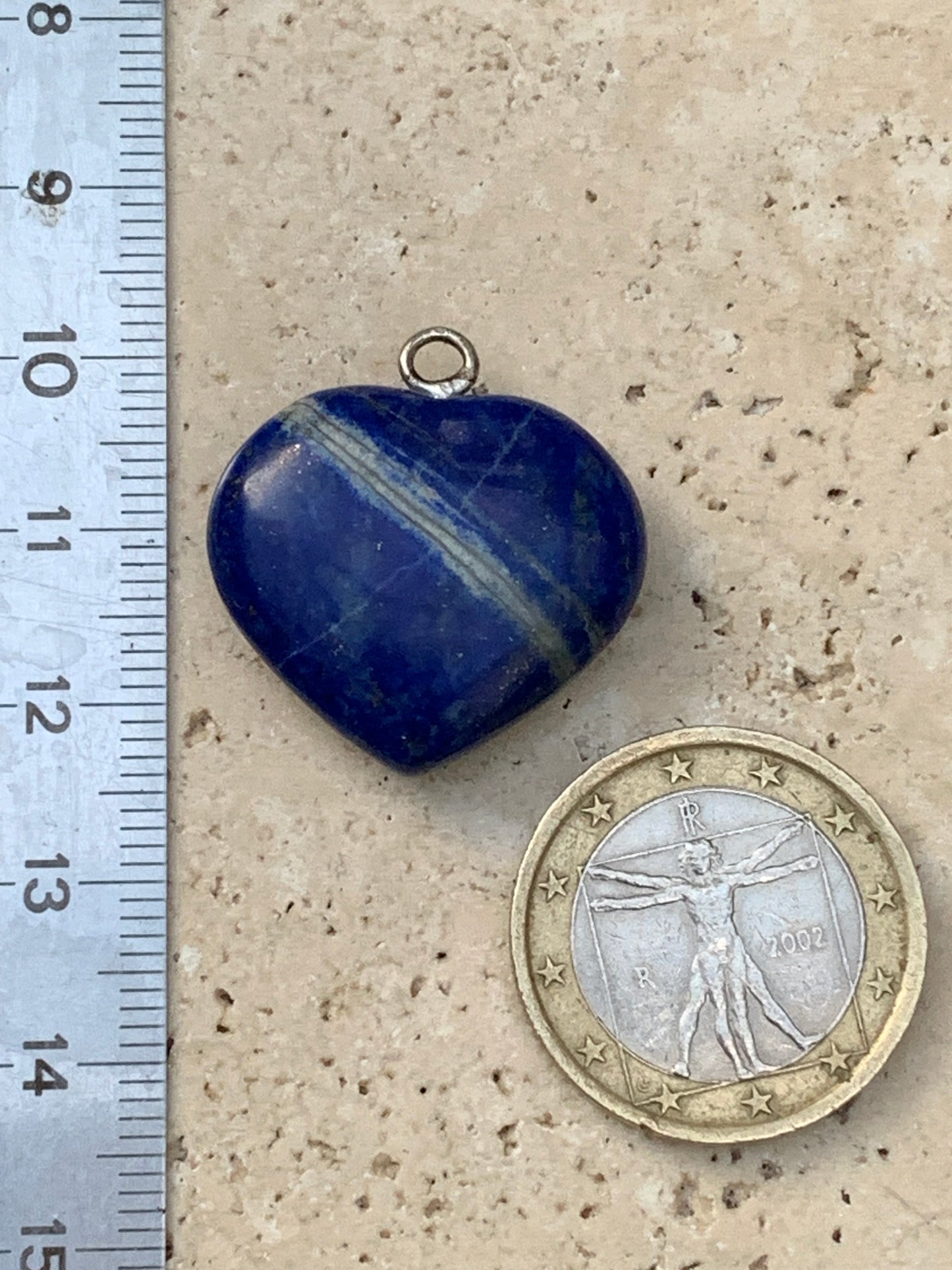 Lapis lazuli, pendentif 'Coeur', de 26 millimètres de hauteur x 25 millimètres de largeur x 8 d'épaisseur. Vendu avec un cordon réglable de couleur noire !