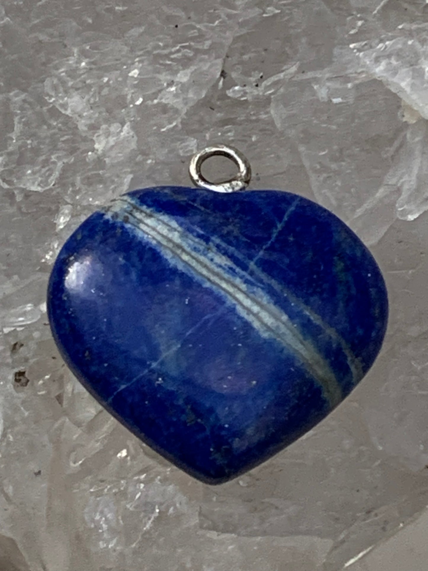Lapis lazuli, pendentif 'Coeur', de 26 millimètres de hauteur x 25 millimètres de largeur x 8 d'épaisseur. Vendu avec un cordon réglable de couleur noire !