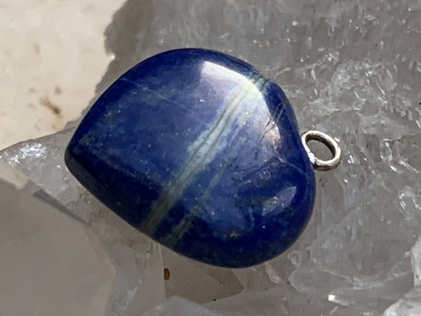 Lapis lazuli, pendentif 'Coeur', de 26 millimètres de hauteur x 25 millimètres de largeur x 8 d'épaisseur. Vendu avec un cordon réglable de couleur noire !