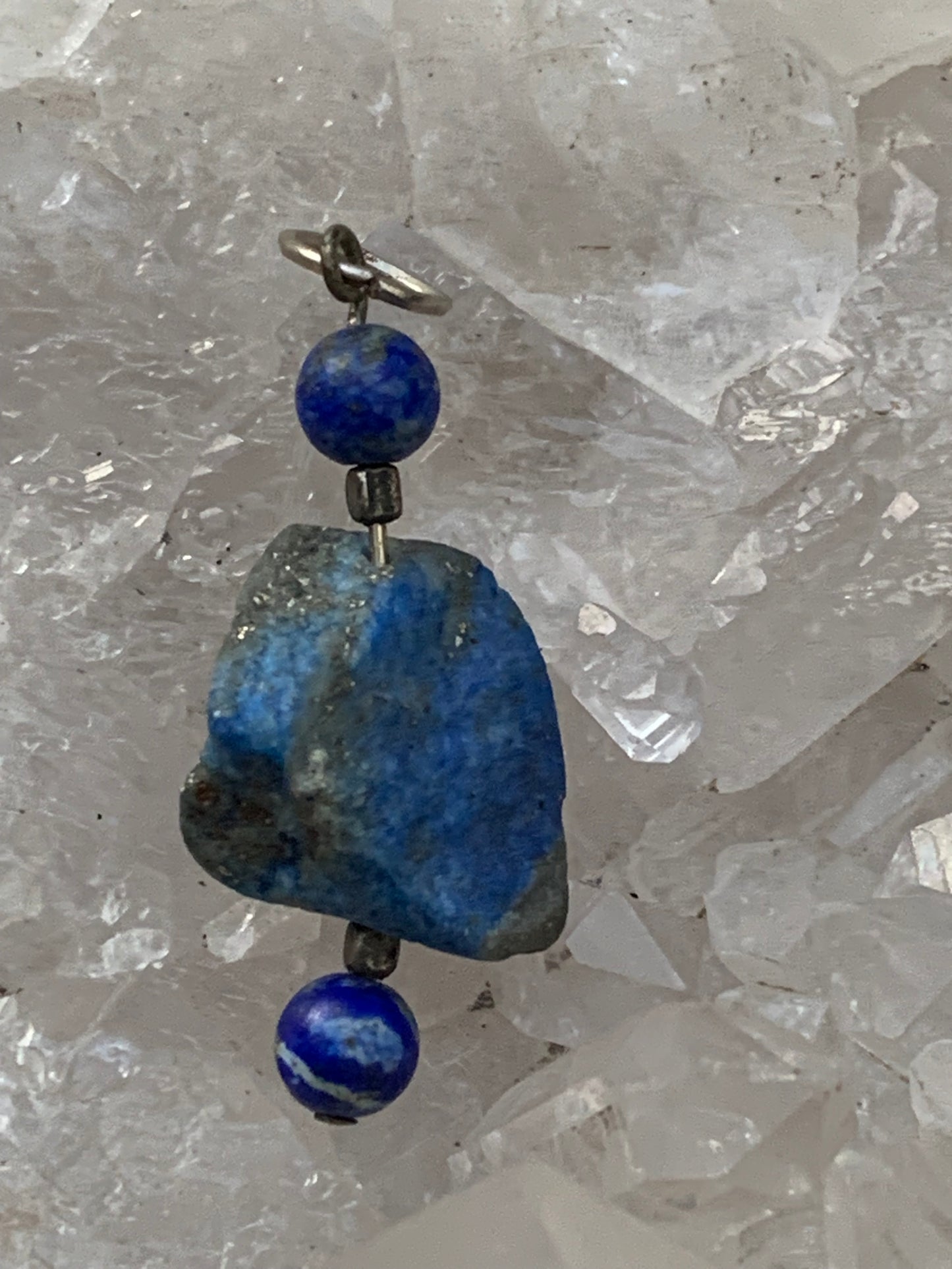 Lapis lazuli, pendentif en Argent 925, pièce brute avec 2 perles, de 46 millimètres de hauteur x 15 millimètres de largeur x 12 d'épaisseur. Vendu avec un cordon réglable de couleur noire !