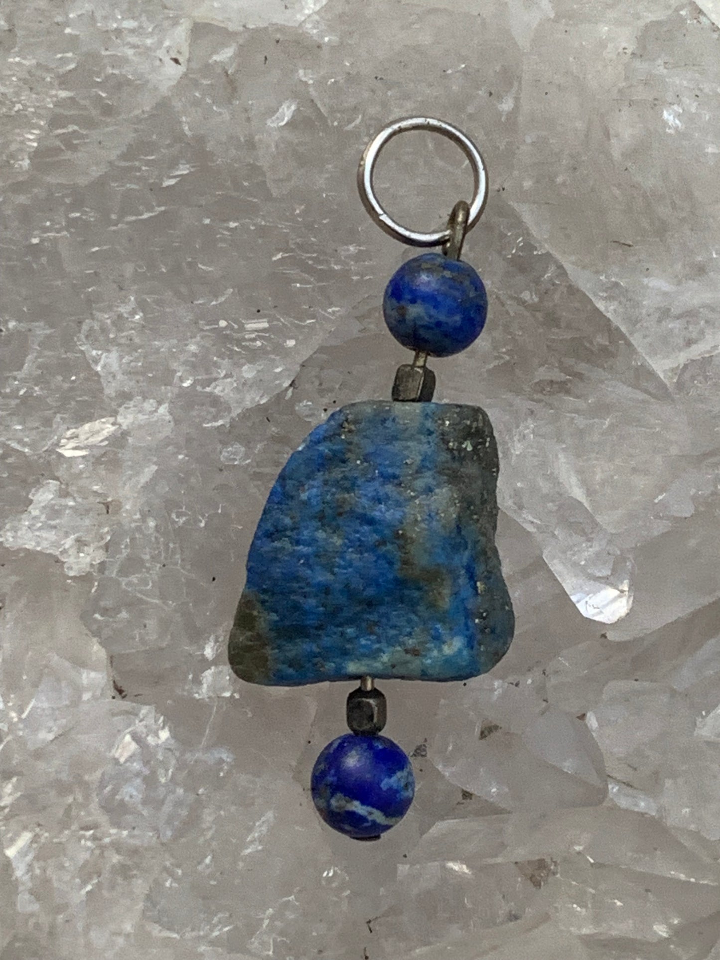 Lapis lazuli, pendentif en Argent 925, pièce brute avec 2 perles, de 46 millimètres de hauteur x 15 millimètres de largeur x 12 d'épaisseur. Vendu avec un cordon réglable de couleur noire !