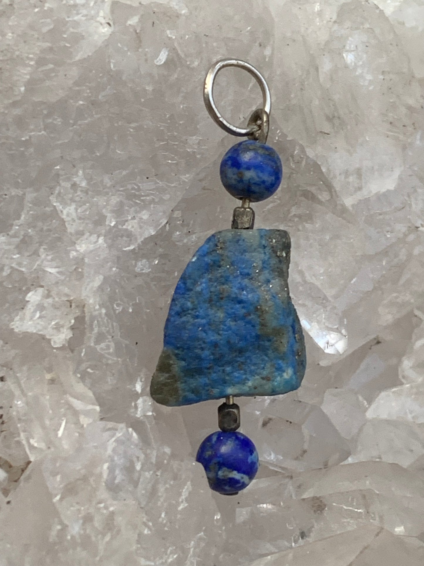 Lapis lazuli, pendentif en Argent 925, pièce brute avec 2 perles, de 46 millimètres de hauteur x 15 millimètres de largeur x 12 d'épaisseur. Vendu avec un cordon réglable de couleur noire !