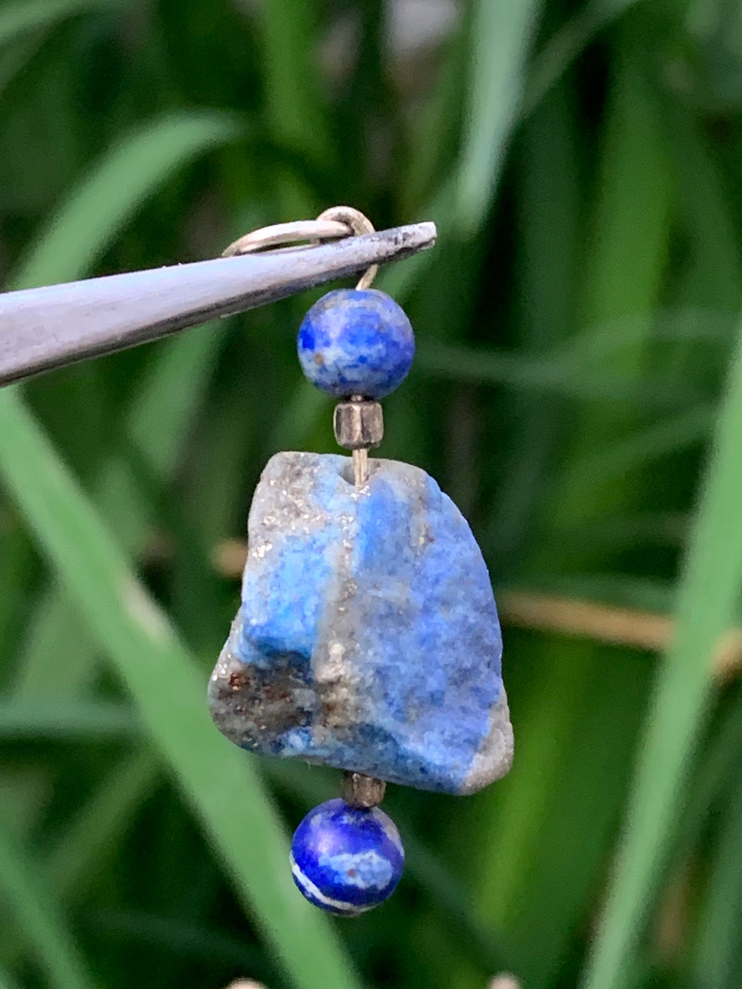 Lapis lazuli, pendentif en Argent 925, pièce brute avec 2 perles, de 46 millimètres de hauteur x 15 millimètres de largeur x 12 d'épaisseur. Vendu avec un cordon réglable de couleur noire !