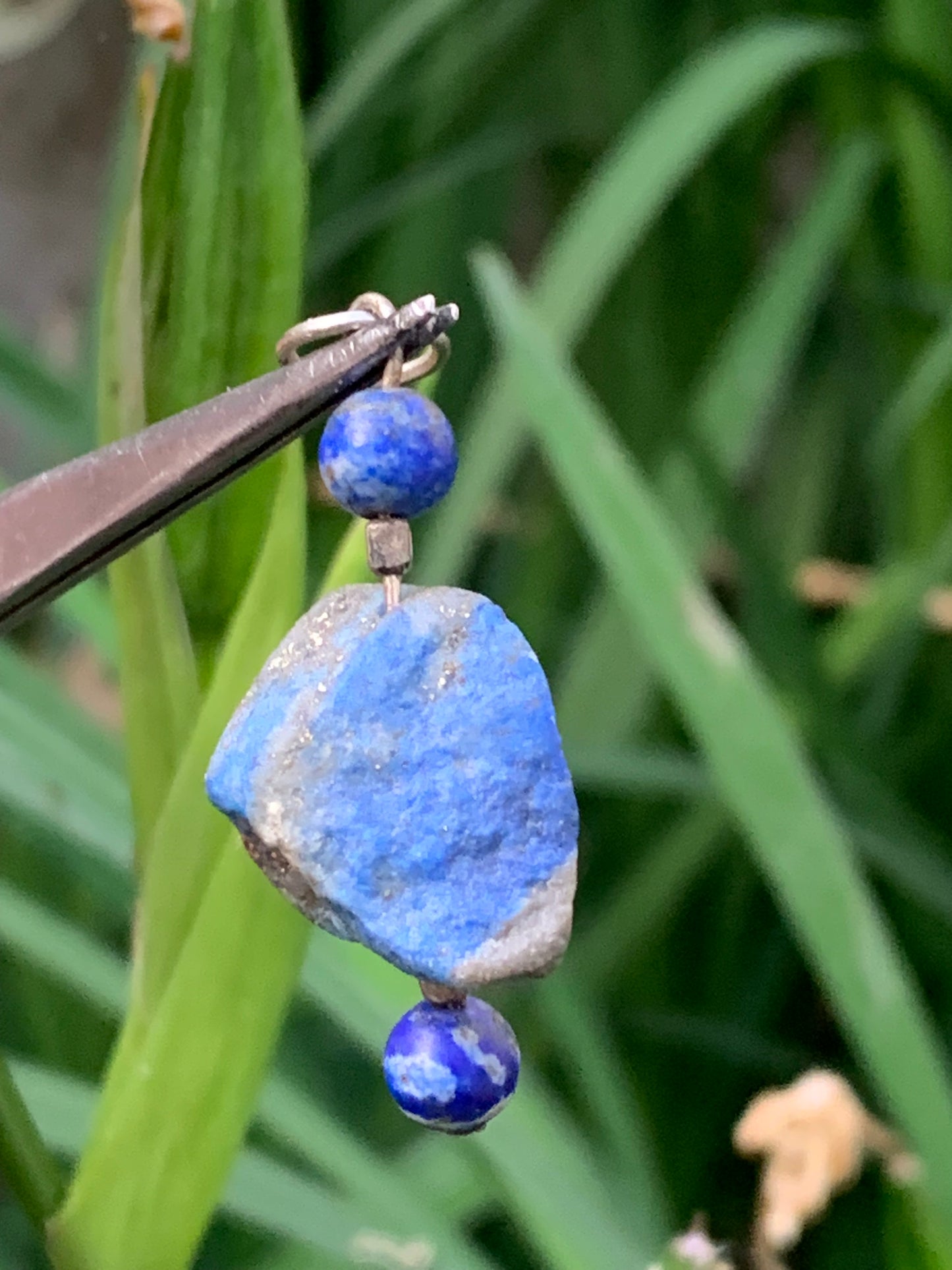 Lapis lazuli, pendentif en Argent 925, pièce brute avec 2 perles, de 46 millimètres de hauteur x 15 millimètres de largeur x 12 d'épaisseur. Vendu avec un cordon réglable de couleur noire !