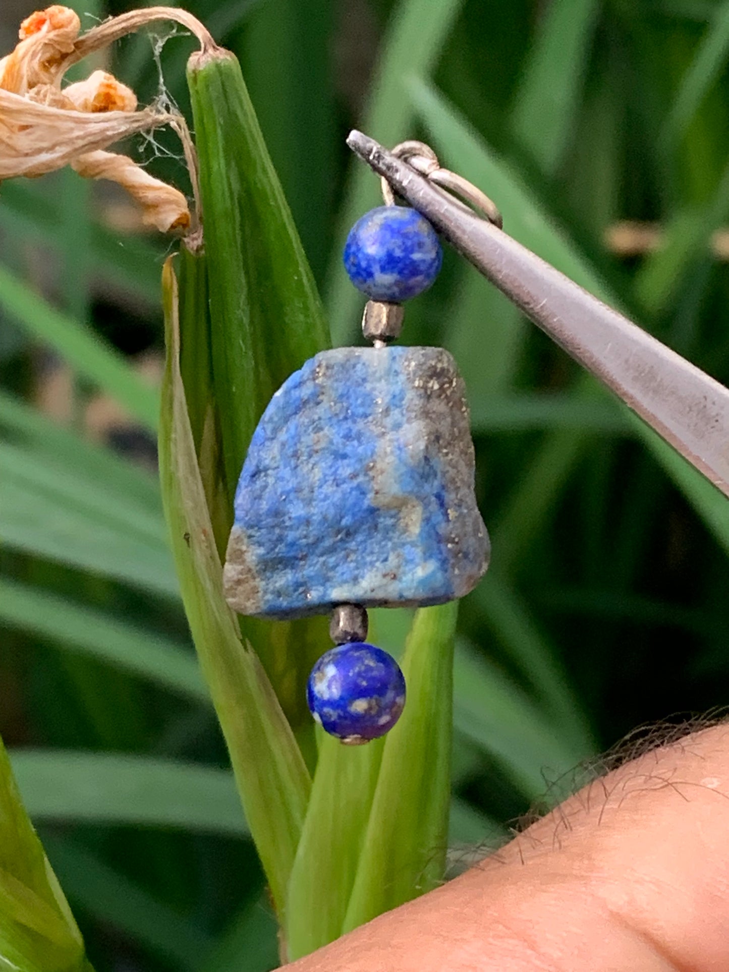 Lapis lazuli, pendentif en Argent 925, pièce brute avec 2 perles, de 46 millimètres de hauteur x 15 millimètres de largeur x 12 d'épaisseur. Vendu avec un cordon réglable de couleur noire !