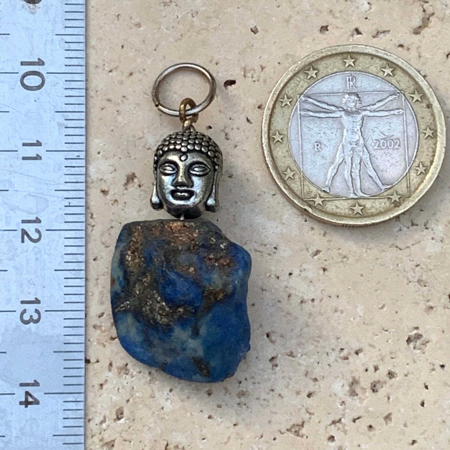 Lapis lazuli, pendentif en Argent 925, pièce brute avec perle de Bouddha, de 40 millimètres de hauteur x 18 millimètres de largeur x 12 d'épaisseur. Vendu avec un cordon réglable de couleur noire !