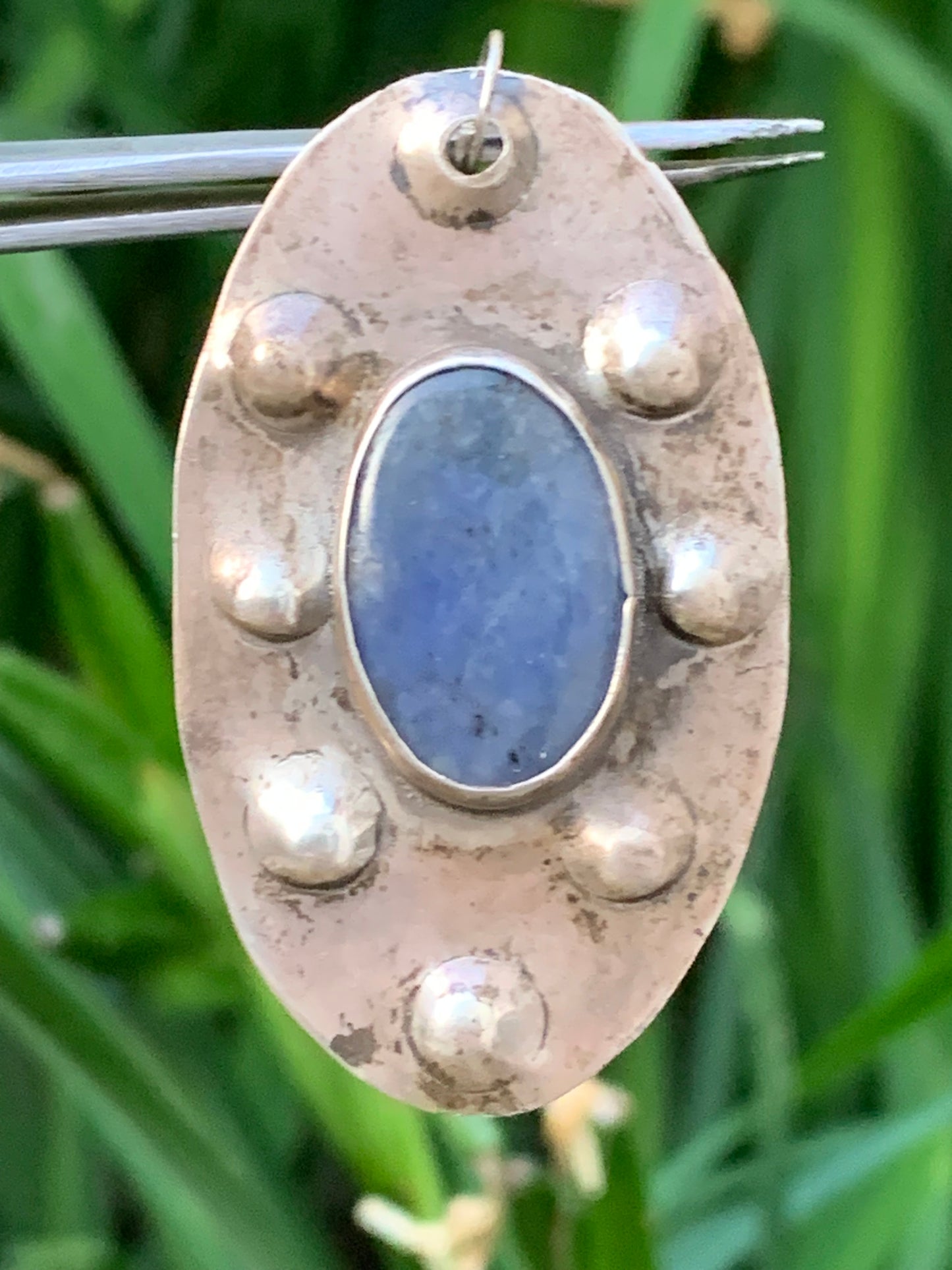 Lapis lazuli, superbe pendentif en laiton argenté, de 52 millimètres de hauteur x 30 millimètres de largeur x 6 d'épaisseur. Vendu avec un cordon réglable de couleur noire !