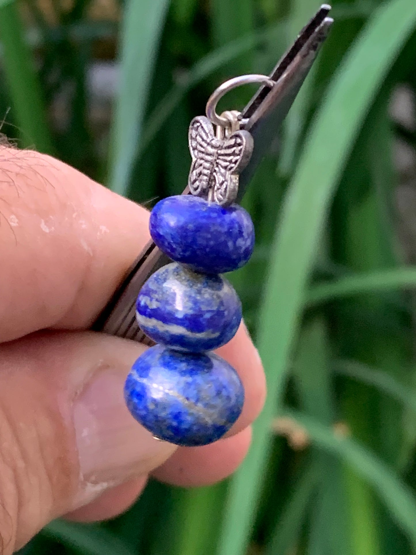 Lapis lazuli, pendentif de 42 millimètres de hauteur x 14 x 14. Vendu avec un cordon réglable de couleur noire !