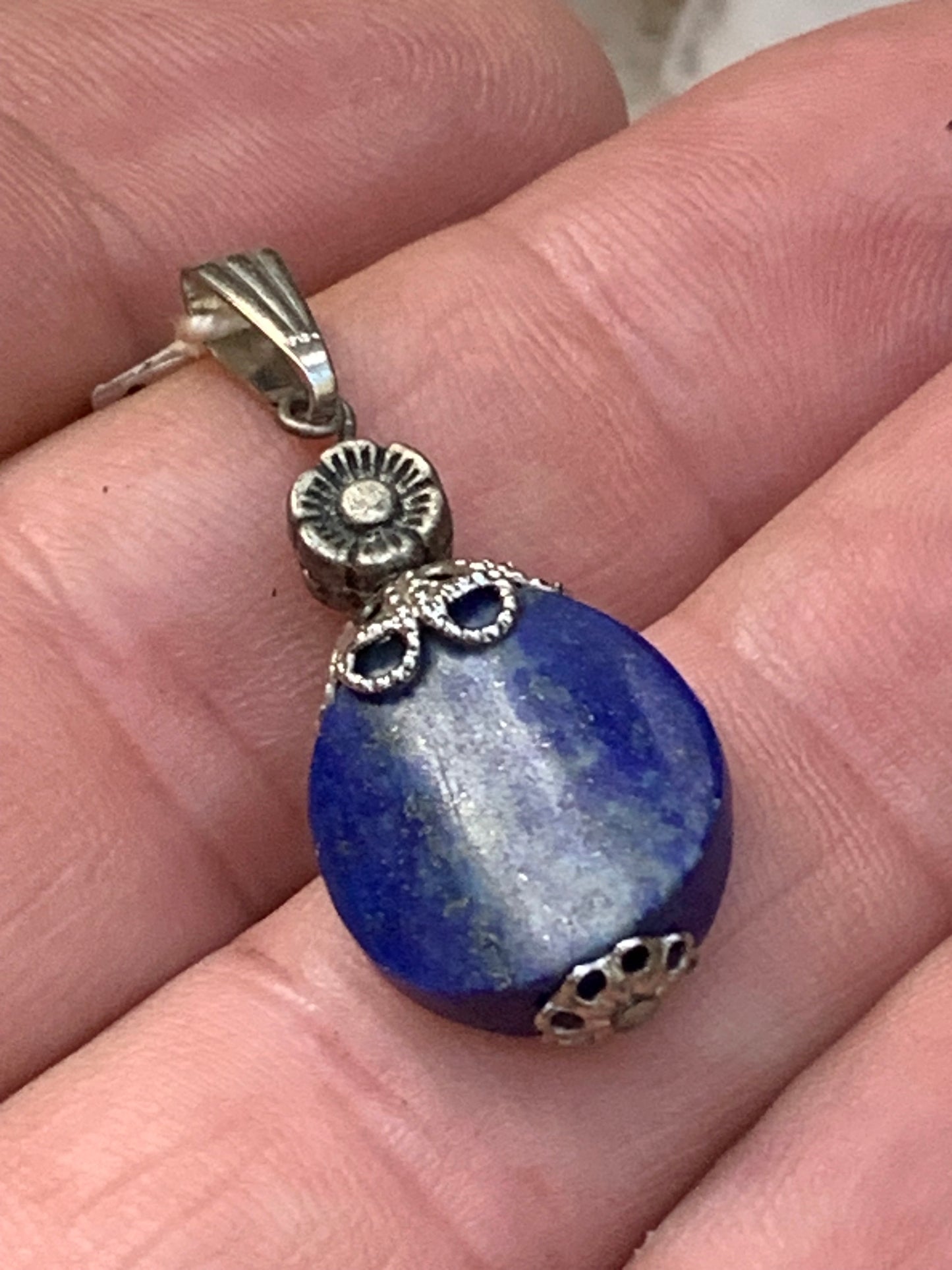 Lapis lazuli, pendentif avec fantaisie de 35 millimètres de hauteur totale x 15 x 5. Vendu avec un cordon réglable de couleur noire !