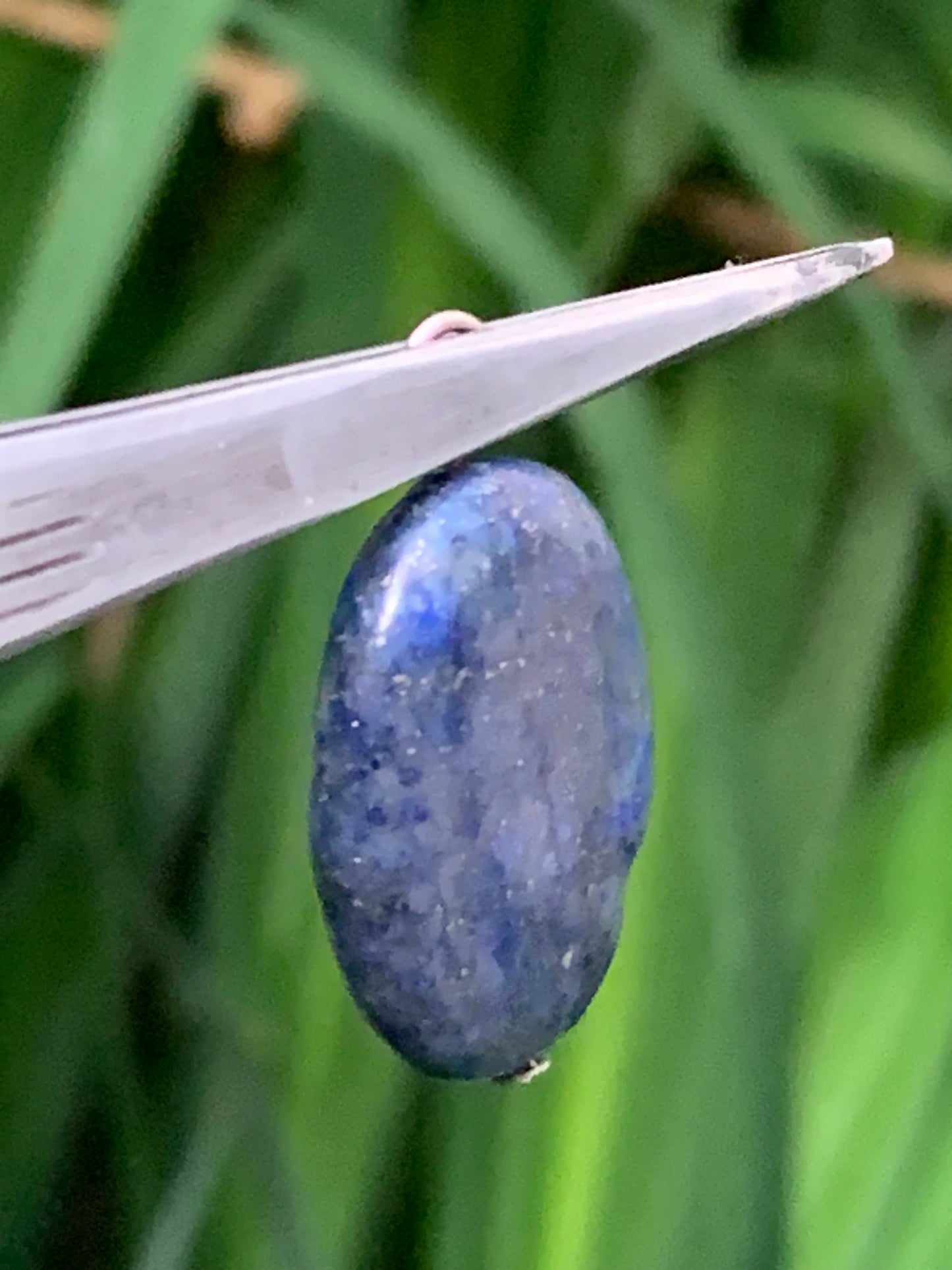 Lapis lazuli, pendentif de 30 millimètres de hauteur totale x 18 x 7. Vendu avec un cordon réglable de couleur noire !