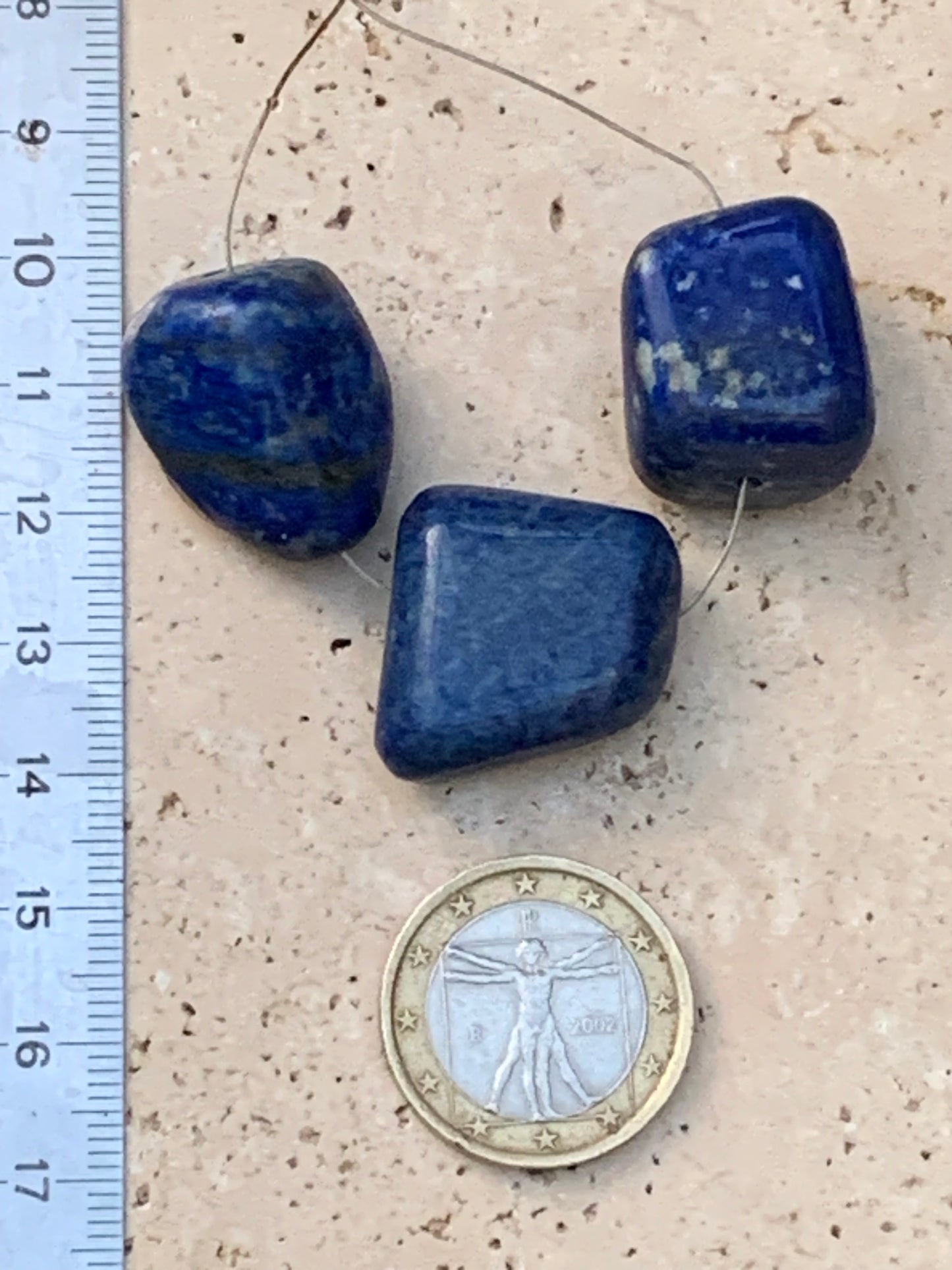 Lapis lazuli, 3 pierres percées, parfait en pendentif ou pour composition de collier, 20 mm x 15 x 15 environ. Vendu avec un cordon réglable de couleur noire !