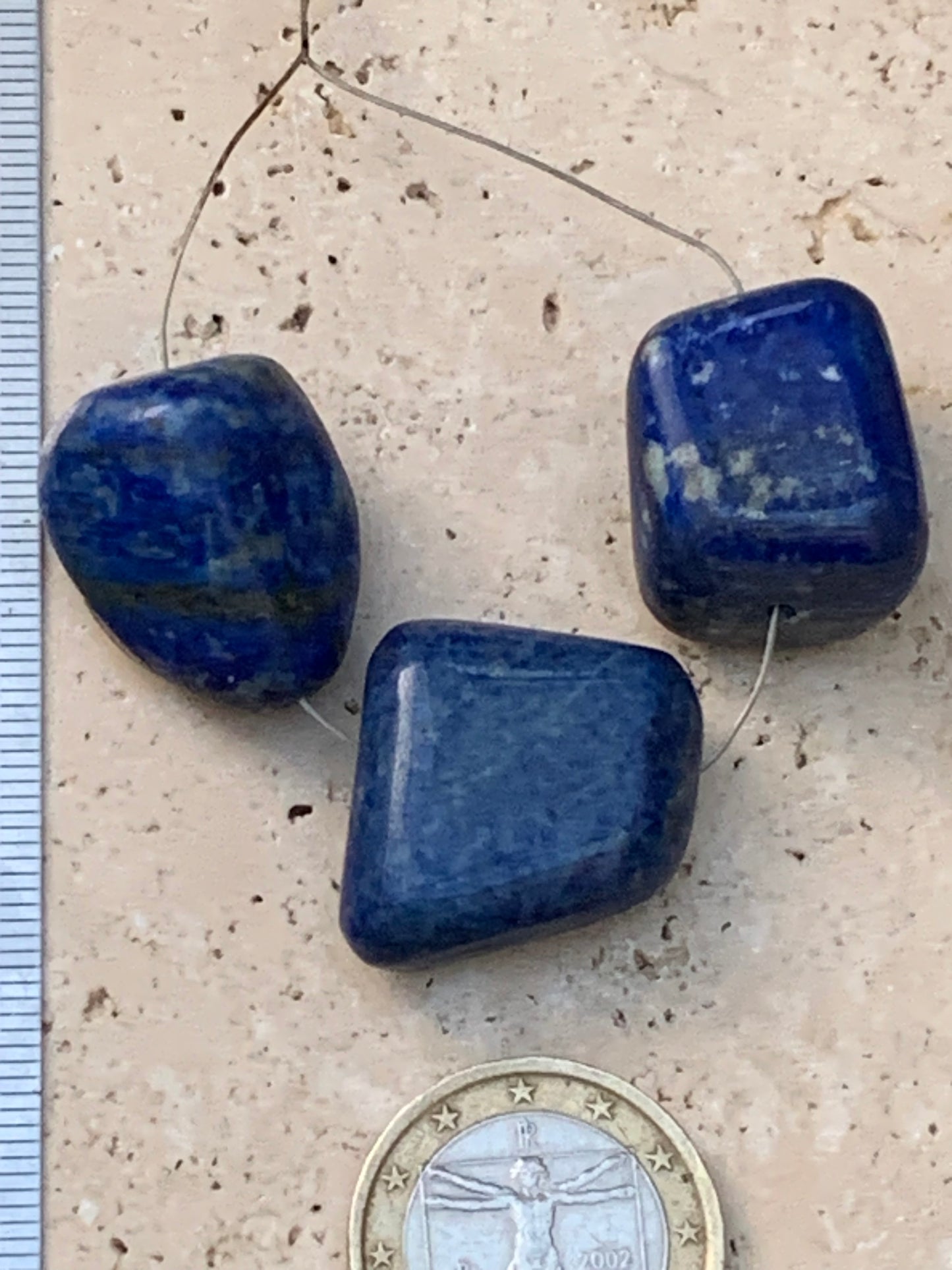 Lapis lazuli, 3 pierres percées, parfait en pendentif ou pour composition de collier, 20 mm x 15 x 15 environ. Vendu avec un cordon réglable de couleur noire !