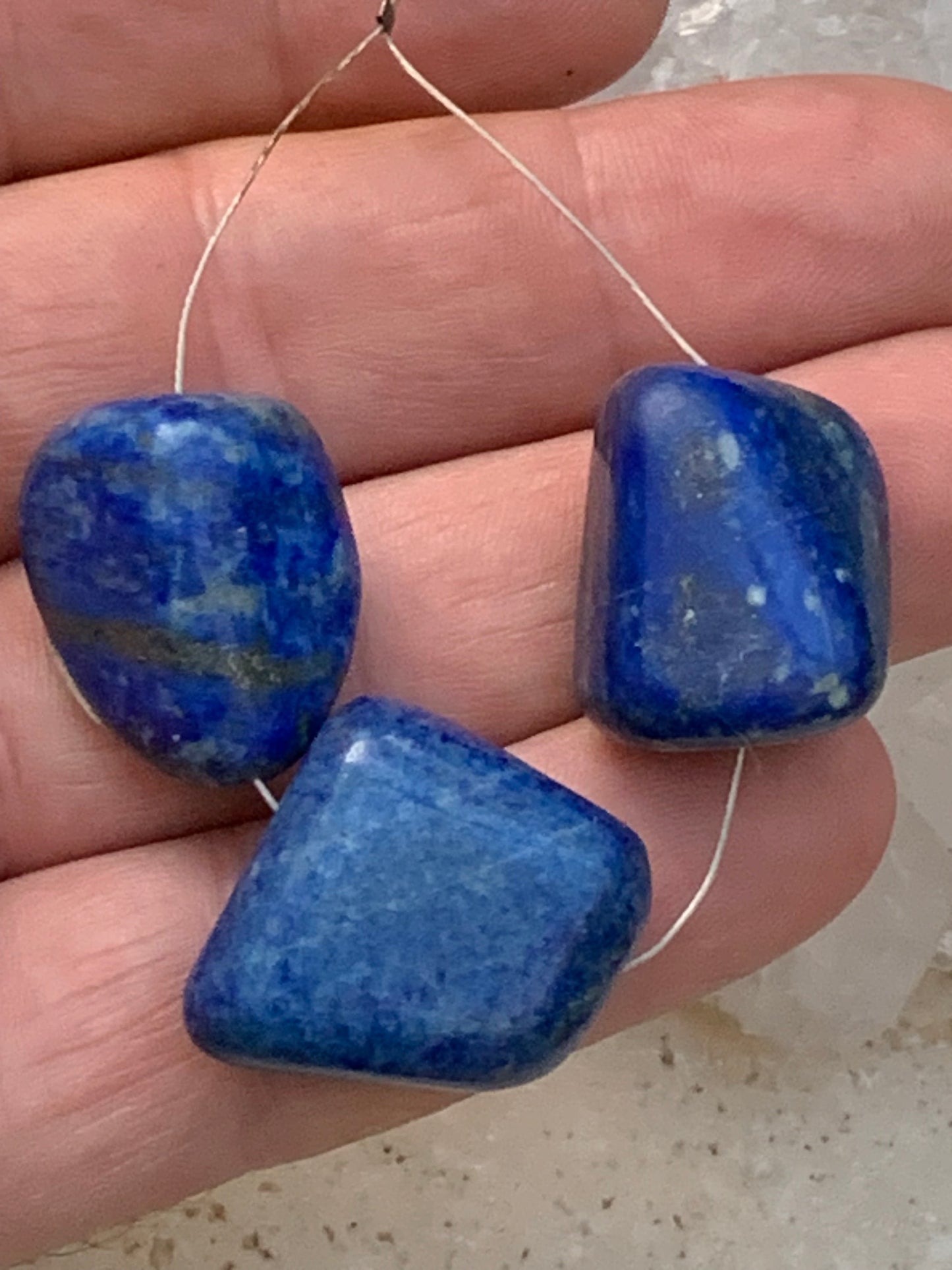 Lapis lazuli, 3 pierres percées, parfait en pendentif ou pour composition de collier, 20 mm x 15 x 15 environ. Vendu avec un cordon réglable de couleur noire !