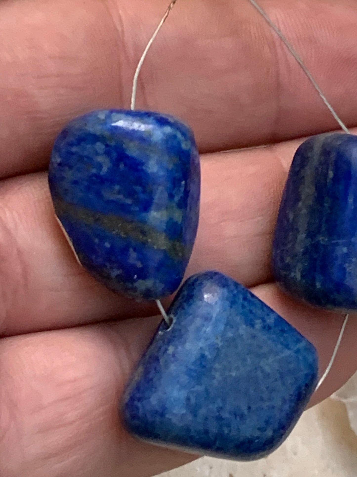 Lapis lazuli, 3 pierres percées, parfait en pendentif ou pour composition de collier, 20 mm x 15 x 15 environ. Vendu avec un cordon réglable de couleur noire !