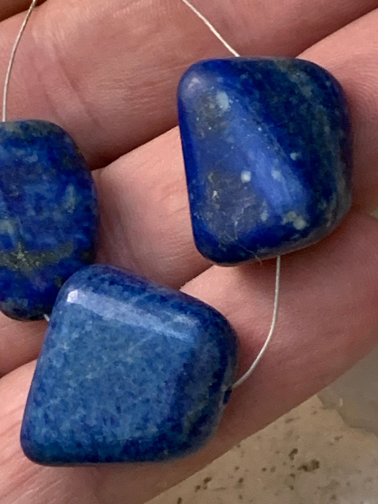 Lapis lazuli, 3 pierres percées, parfait en pendentif ou pour composition de collier, 20 mm x 15 x 15 environ. Vendu avec un cordon réglable de couleur noire !
