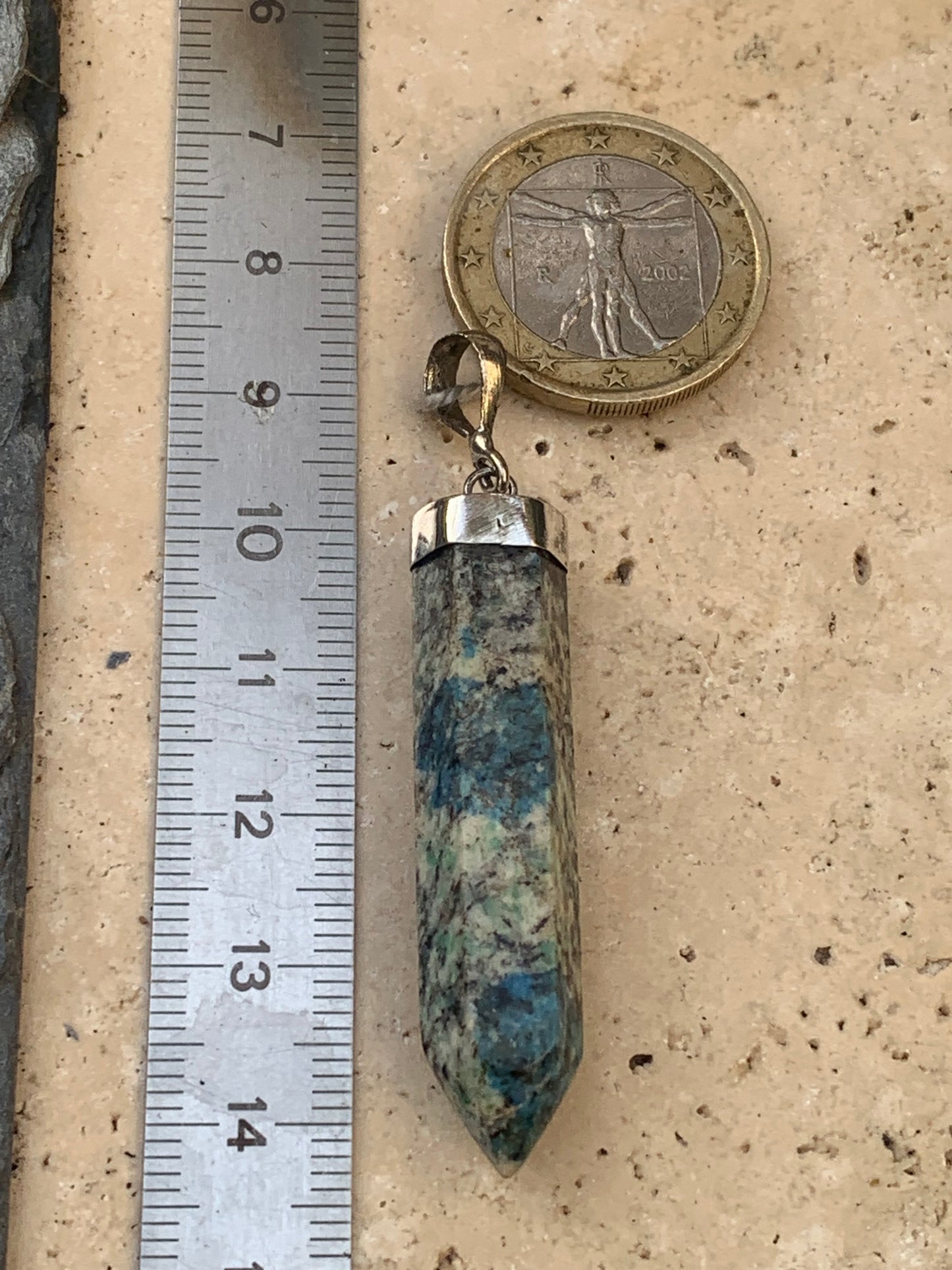 Jaspe K2* (Granit avec Azurite), pièce en Argent 0925 rhodié, de 58 millimètres de hauteur x 10 millimètres de largeur x 10 d'épaisseur. Vendu avec un cordon réglable de couleur noire !