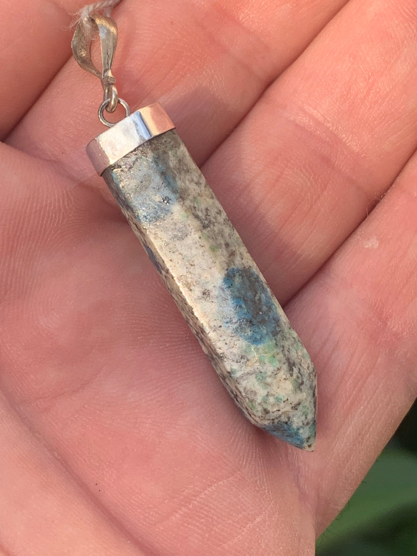 Jaspe K2* (Granit avec Azurite), pièce en Argent 0925 rhodié, de 58 millimètres de hauteur x 10 millimètres de largeur x 10 d'épaisseur. Vendu avec un cordon réglable de couleur noire !
