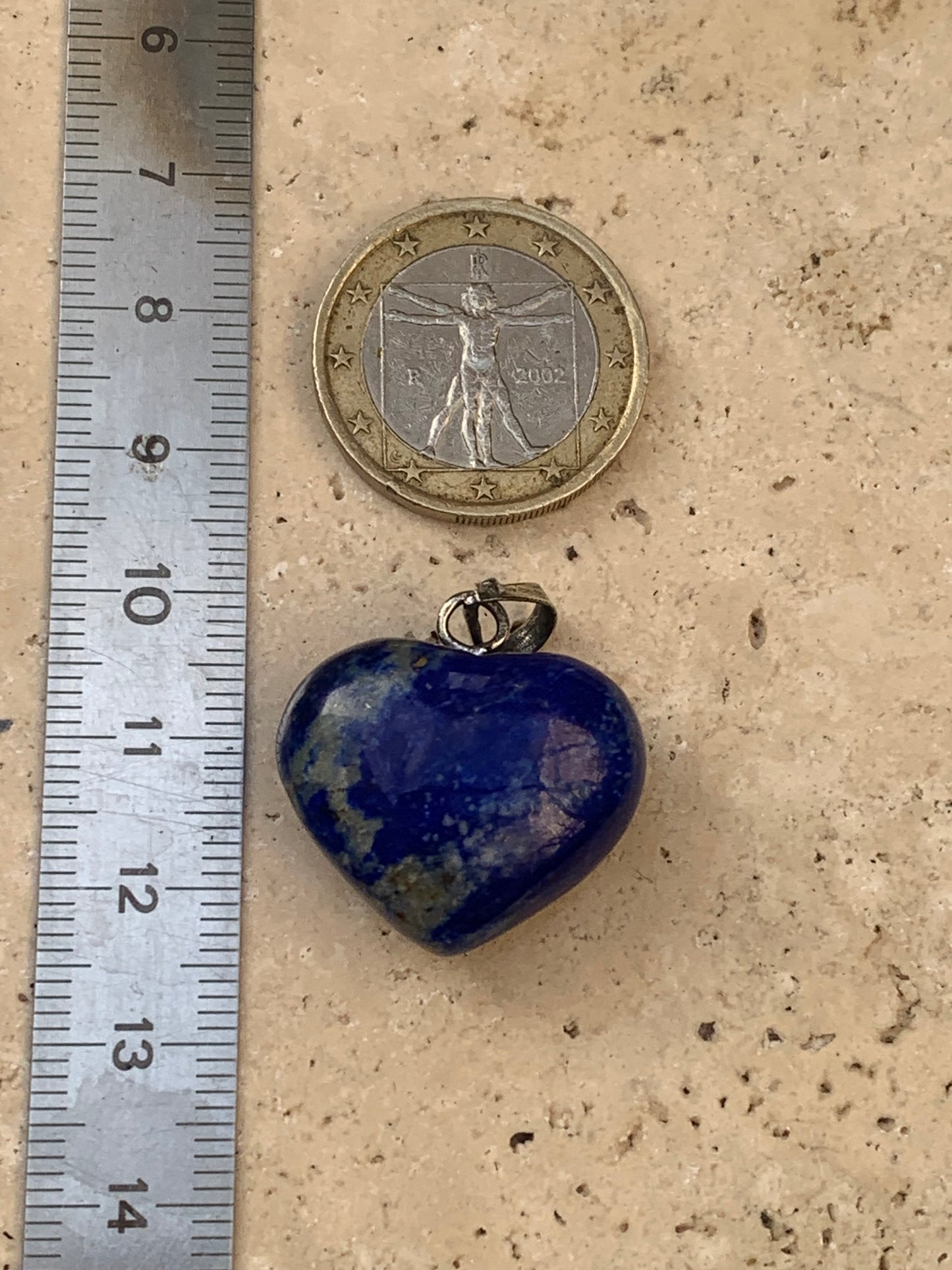 Lapis lazuli, pendentif 'Coeur' en Argent, de 30 millimètres de hauteur x 24 millimètres de largeur x 12 d'épaisseur. Vendu avec un cordon réglable de couleur noire !