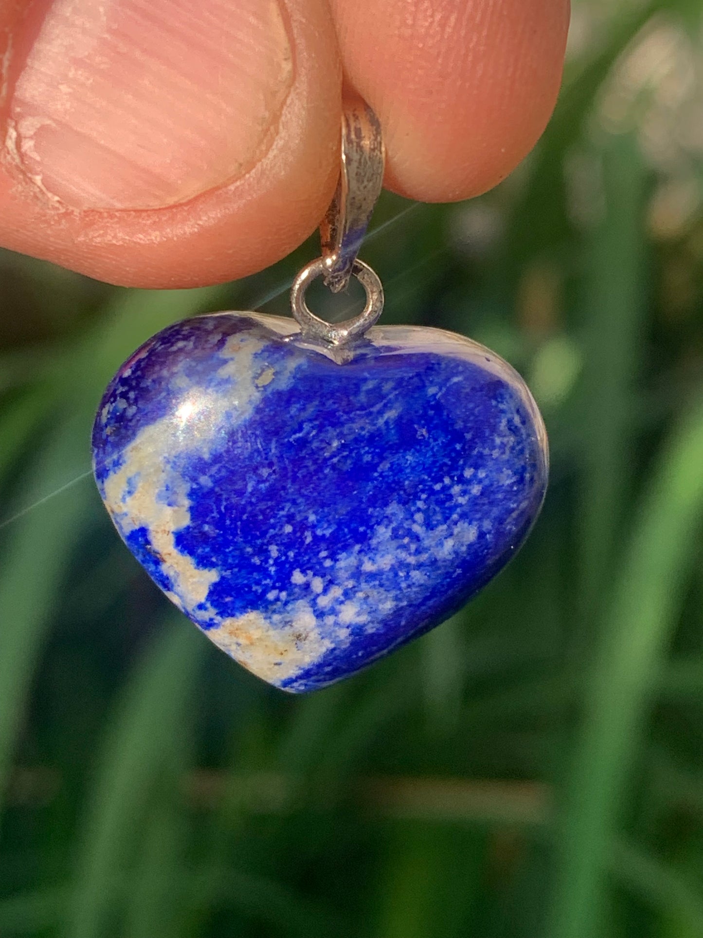 Lapis lazuli, pendentif 'Coeur' en Argent, de 30 millimètres de hauteur x 24 millimètres de largeur x 12 d'épaisseur. Vendu avec un cordon réglable de couleur noire !