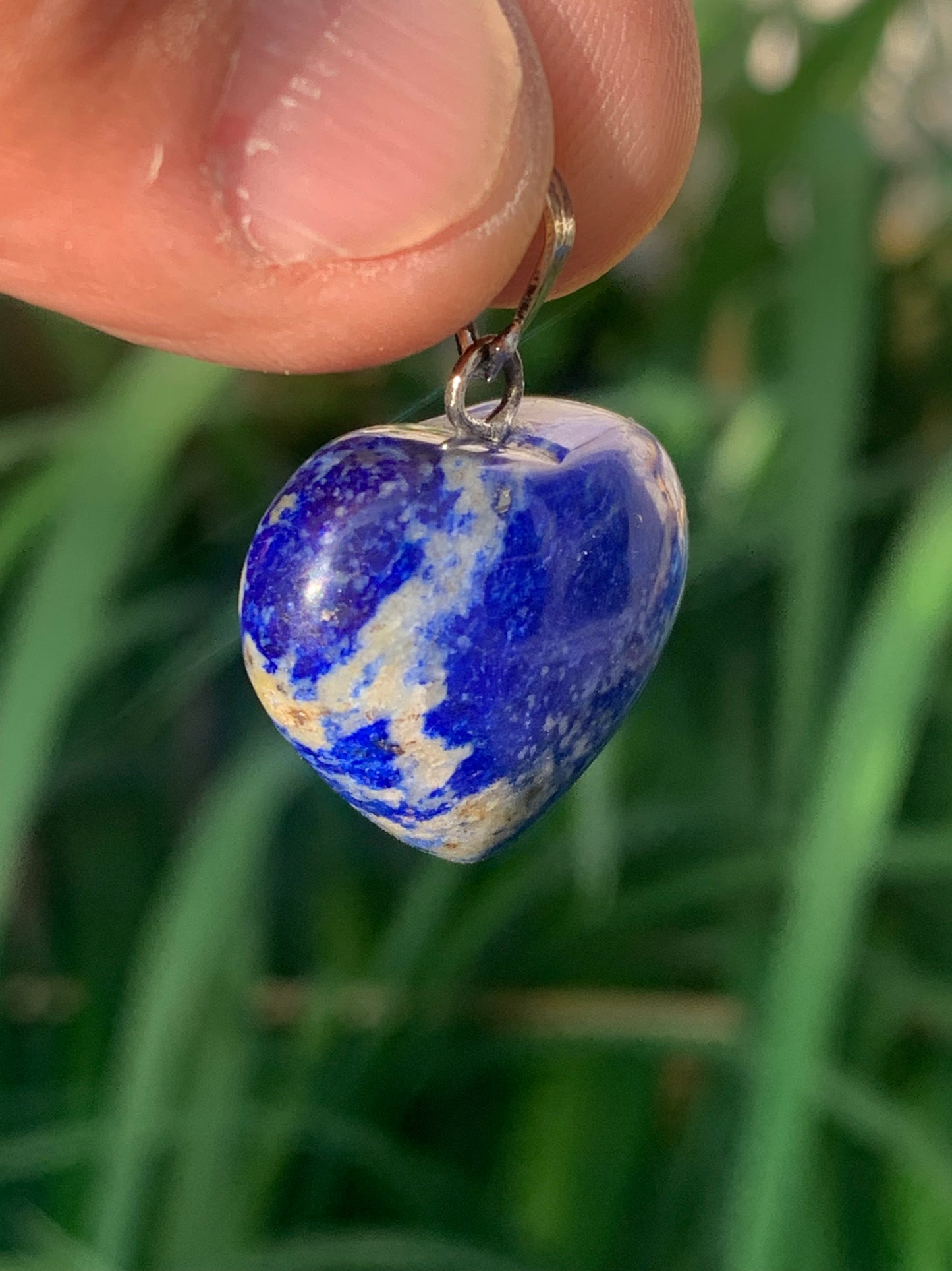 Lapis lazuli, pendentif 'Coeur' en Argent, de 30 millimètres de hauteur x 24 millimètres de largeur x 12 d'épaisseur. Vendu avec un cordon réglable de couleur noire !