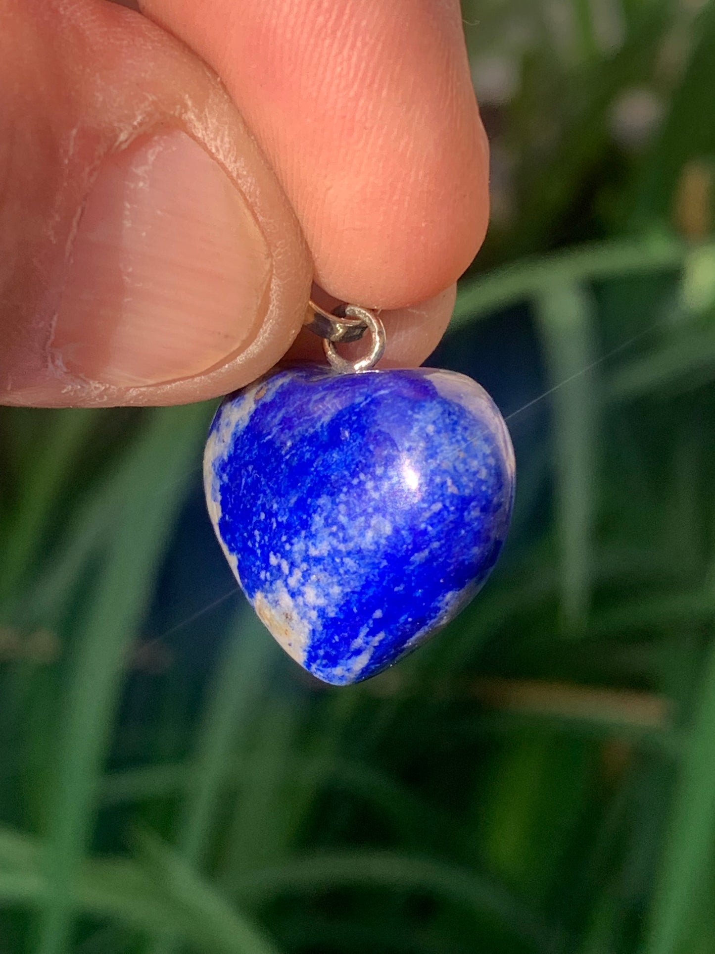 Lapis lazuli, pendentif 'Coeur' en Argent, de 30 millimètres de hauteur x 24 millimètres de largeur x 12 d'épaisseur. Vendu avec un cordon réglable de couleur noire !