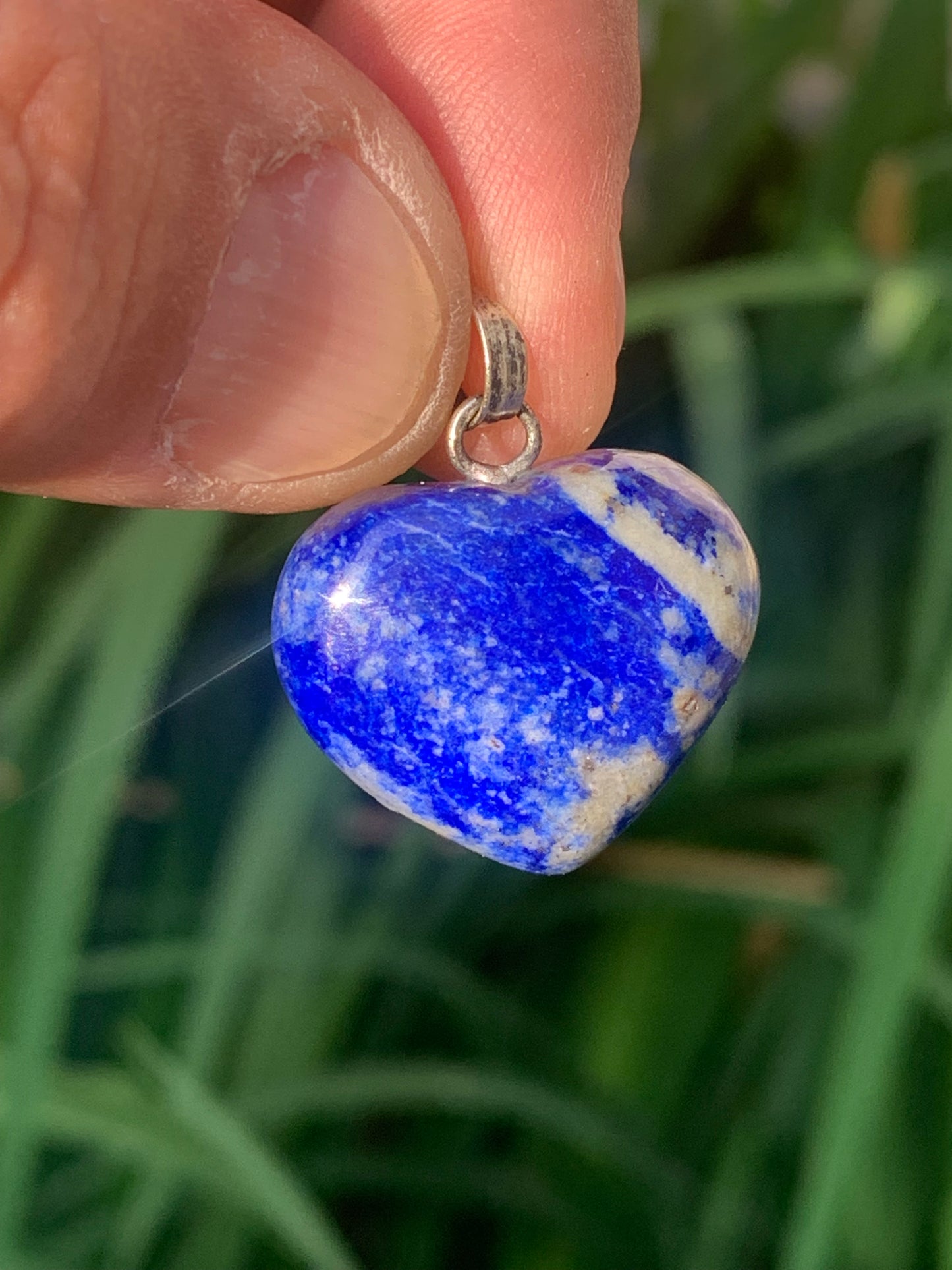 Lapis lazuli, pendentif 'Coeur' en Argent, de 30 millimètres de hauteur x 24 millimètres de largeur x 12 d'épaisseur. Vendu avec un cordon réglable de couleur noire !