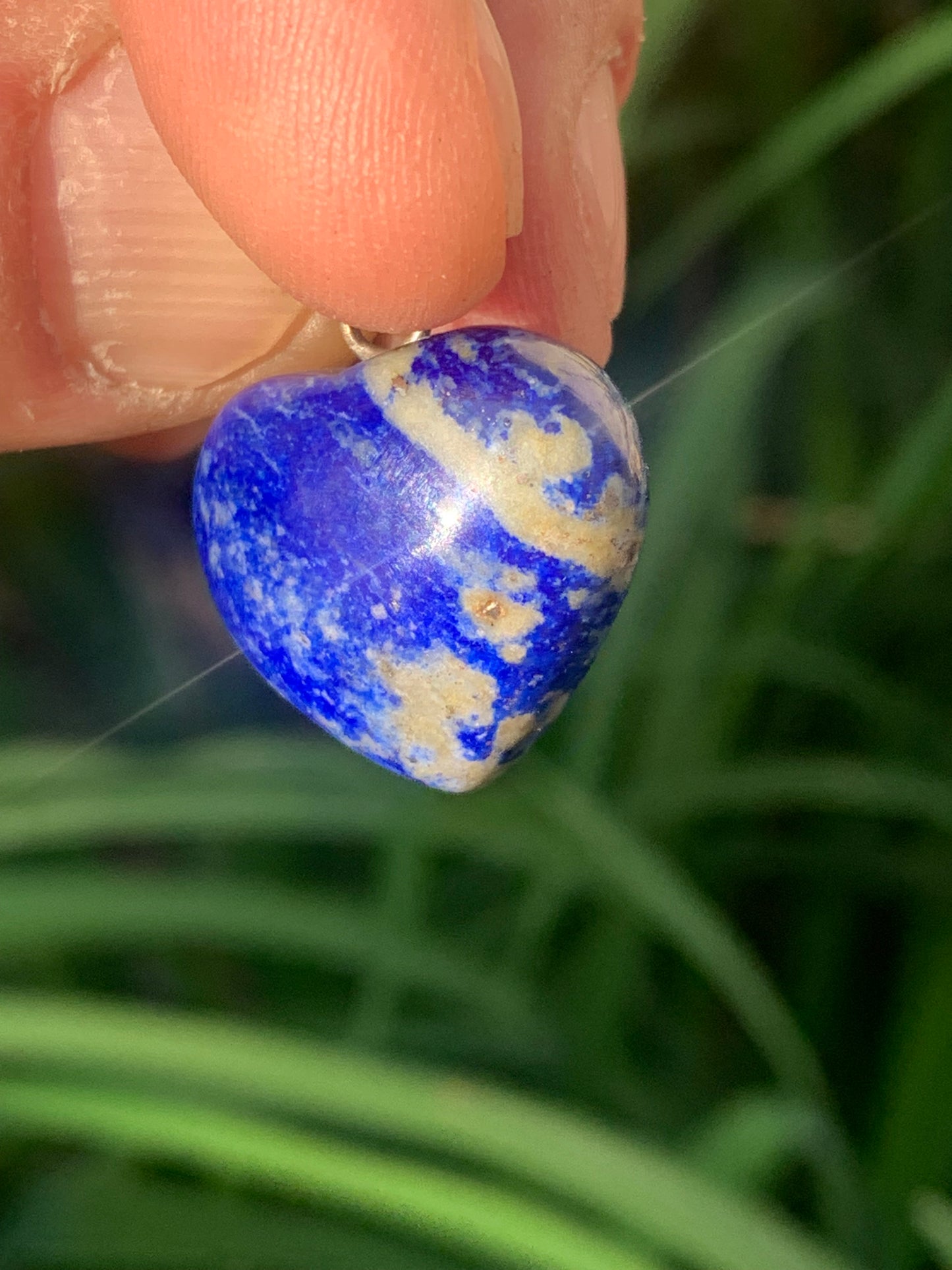 Lapis lazuli, pendentif 'Coeur' en Argent, de 30 millimètres de hauteur x 24 millimètres de largeur x 12 d'épaisseur. Vendu avec un cordon réglable de couleur noire !