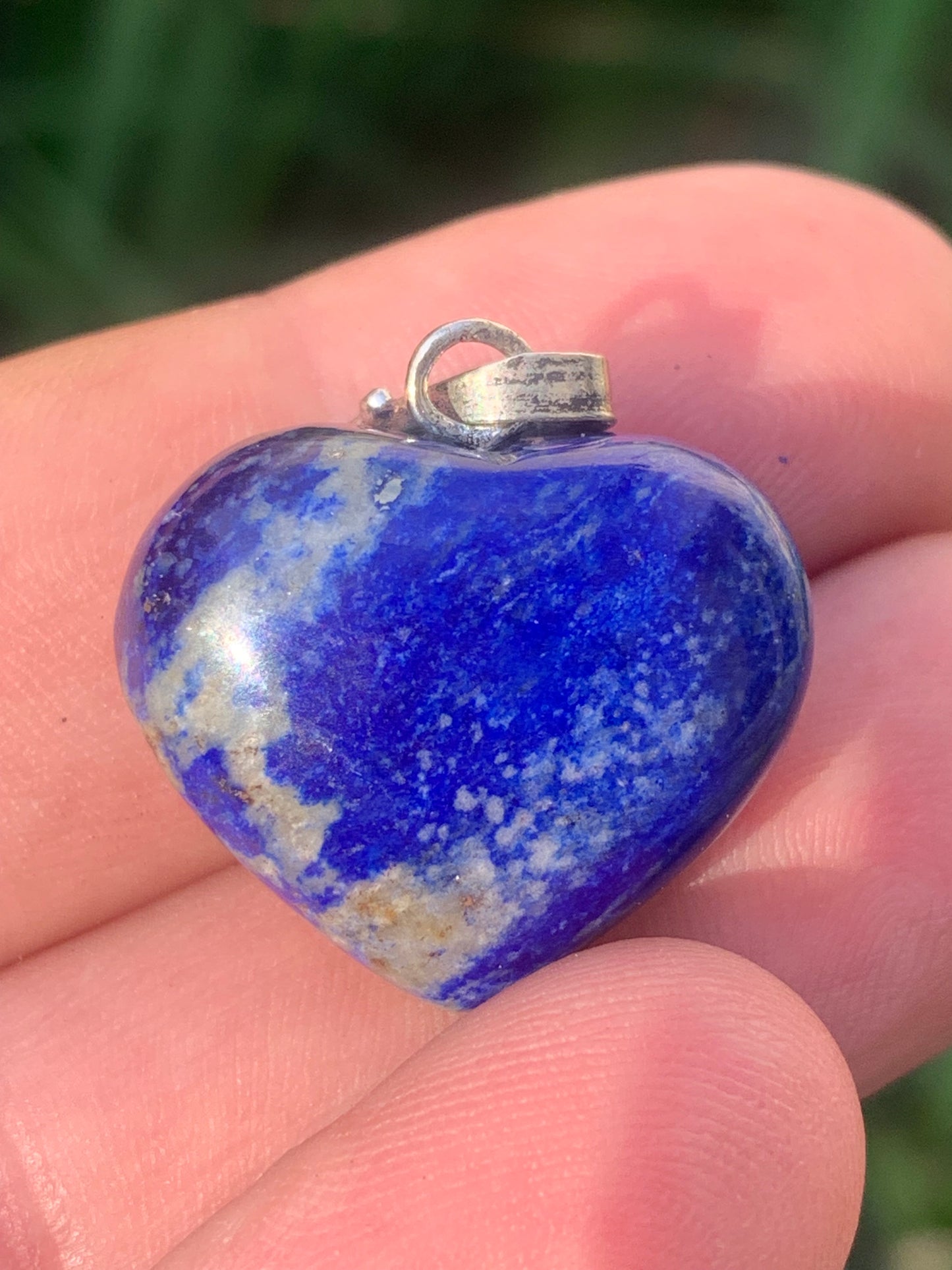 Lapis lazuli, pendentif 'Coeur' en Argent, de 30 millimètres de hauteur x 24 millimètres de largeur x 12 d'épaisseur. Vendu avec un cordon réglable de couleur noire !