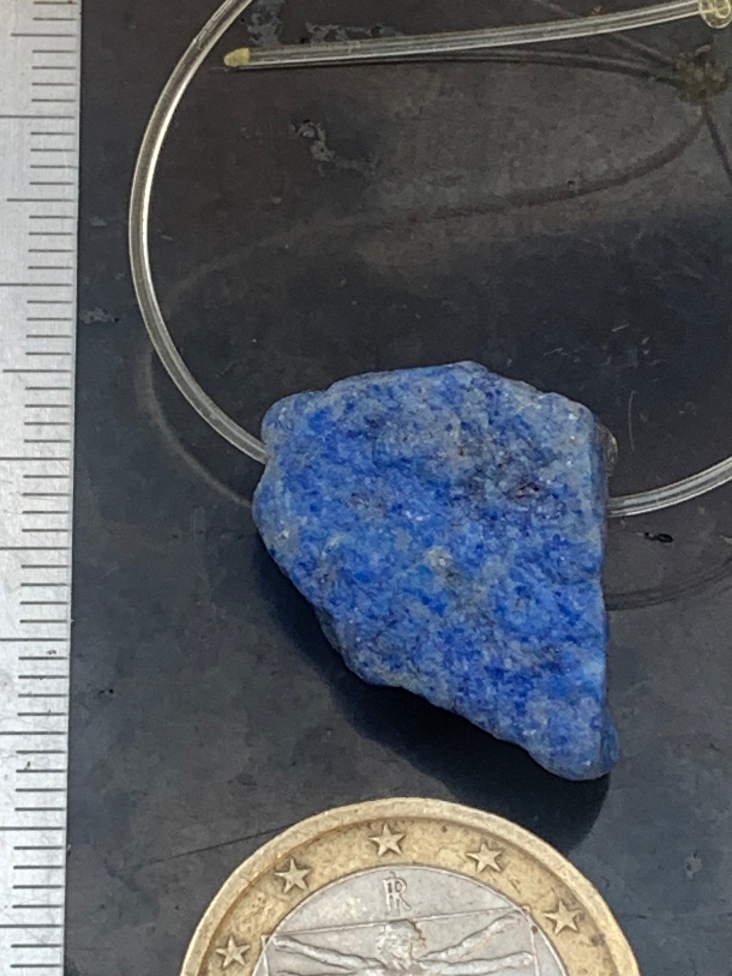 Lapis lazuli, finition brute, pierre percée en latéral, qualité AA à AAA, 30mm x 18 de diamètre environ, parfait pour faire uen composition ou en pendentif !