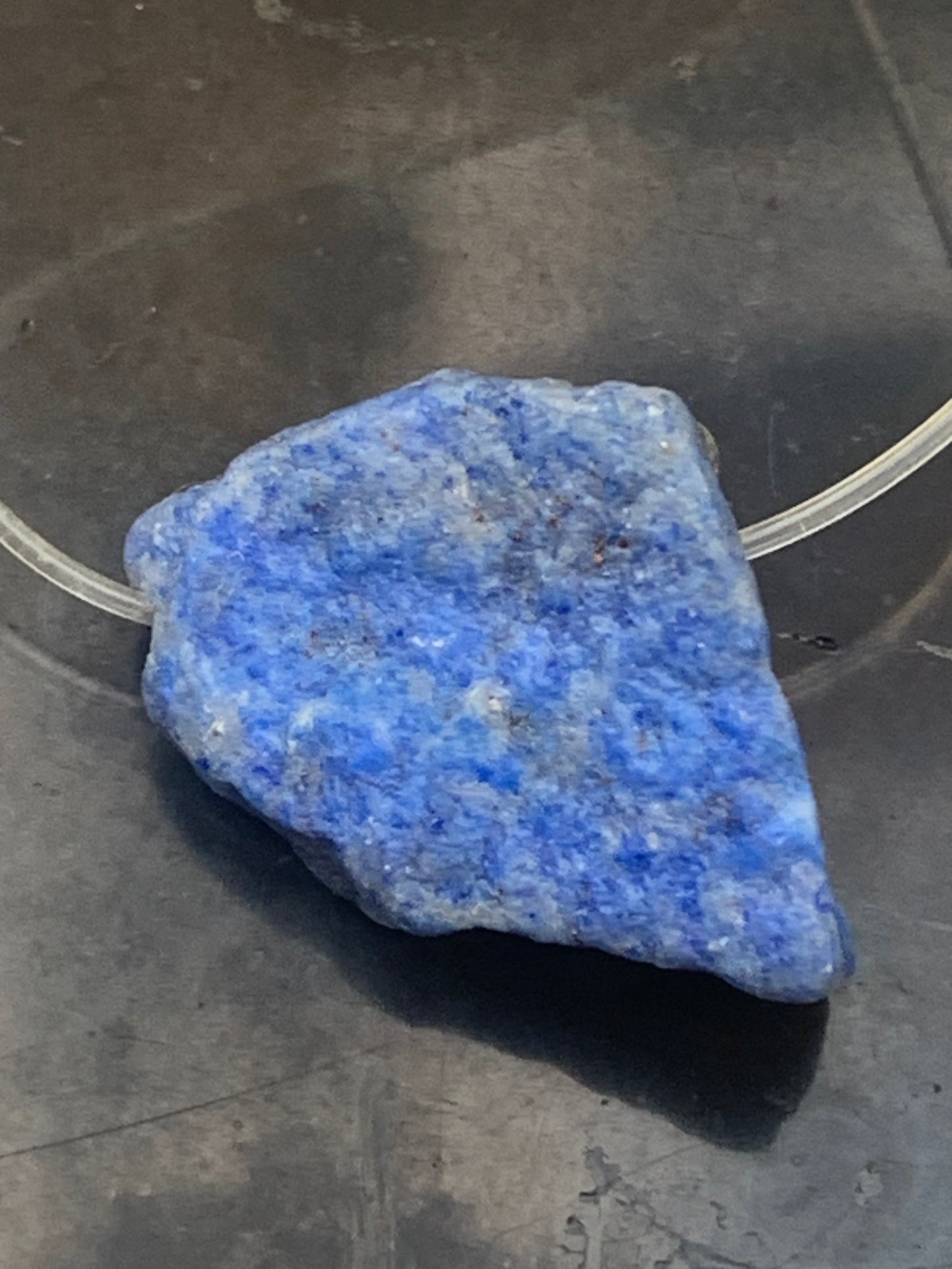 Lapis lazuli, finition brute, pierre percée en latéral, qualité AA à AAA, 30mm x 18 de diamètre environ, parfait pour faire uen composition ou en pendentif !