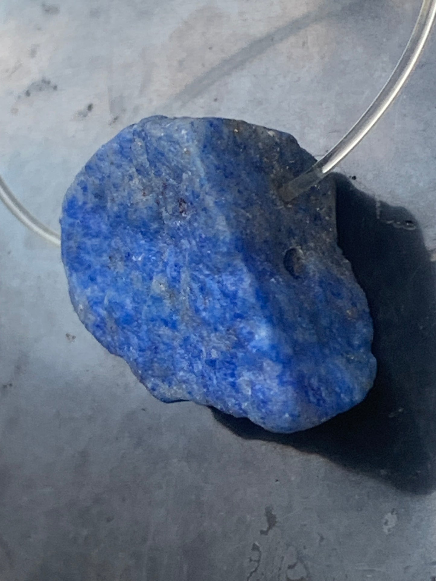 Lapis lazuli, finition brute, pierre percée en latéral, qualité AA à AAA, 30mm x 18 de diamètre environ, parfait pour faire uen composition ou en pendentif !