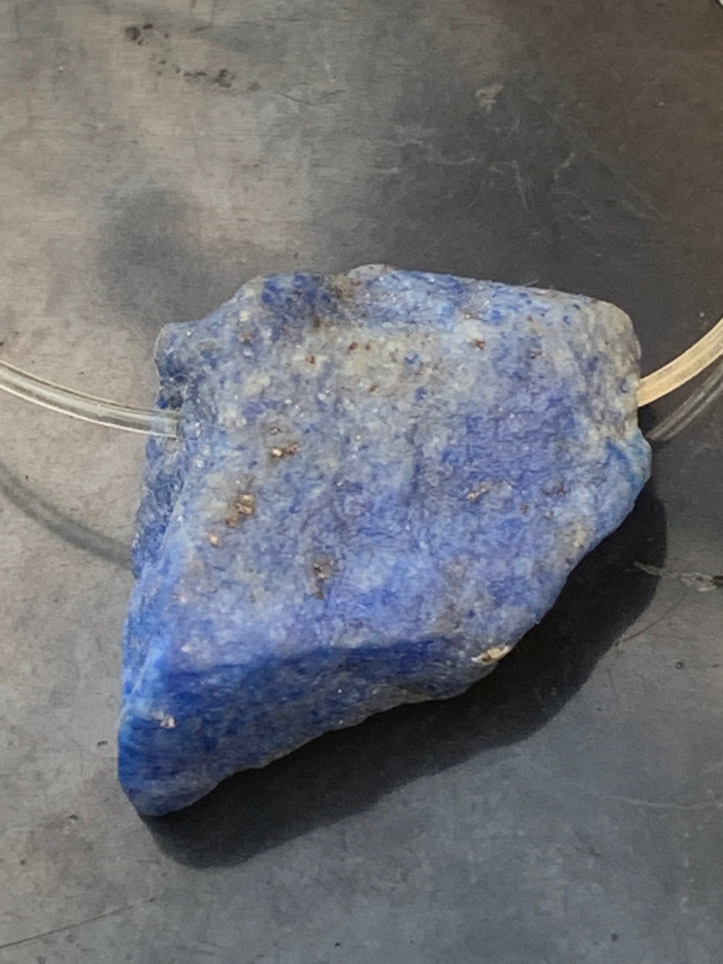Lapis lazuli, finition brute, pierre percée en latéral, qualité AA à AAA, 30mm x 18 de diamètre environ, parfait pour faire uen composition ou en pendentif !