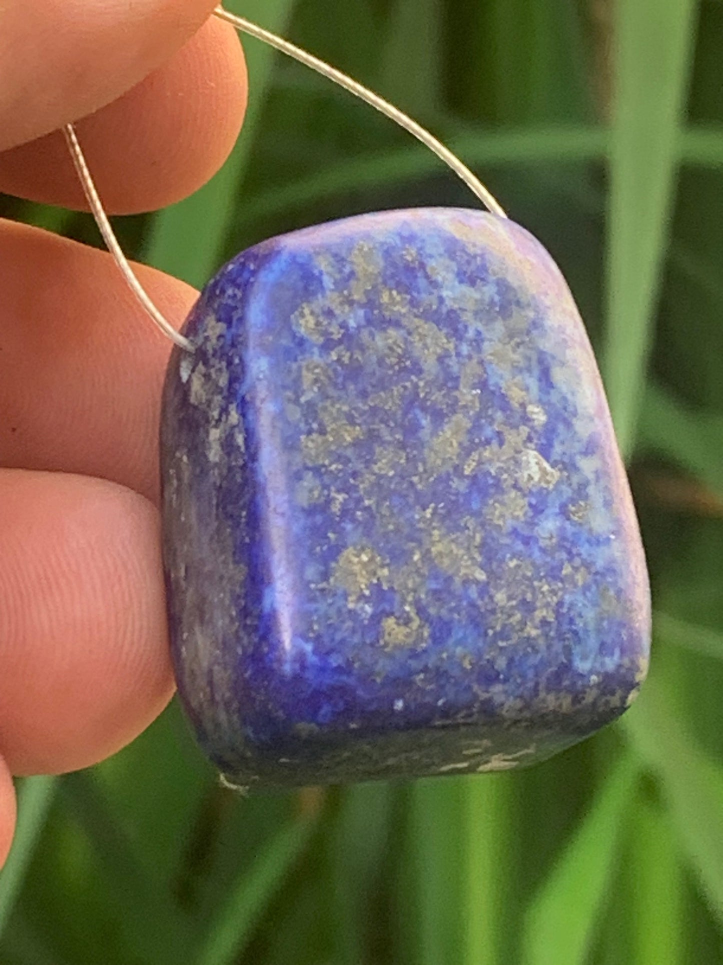 Lapis lazuli, pierre de finition polie et percée en latéral, qualité AA à AAA, 32mm x 26 x 20, parfait pour faire une composition de collier ou en pendentif !