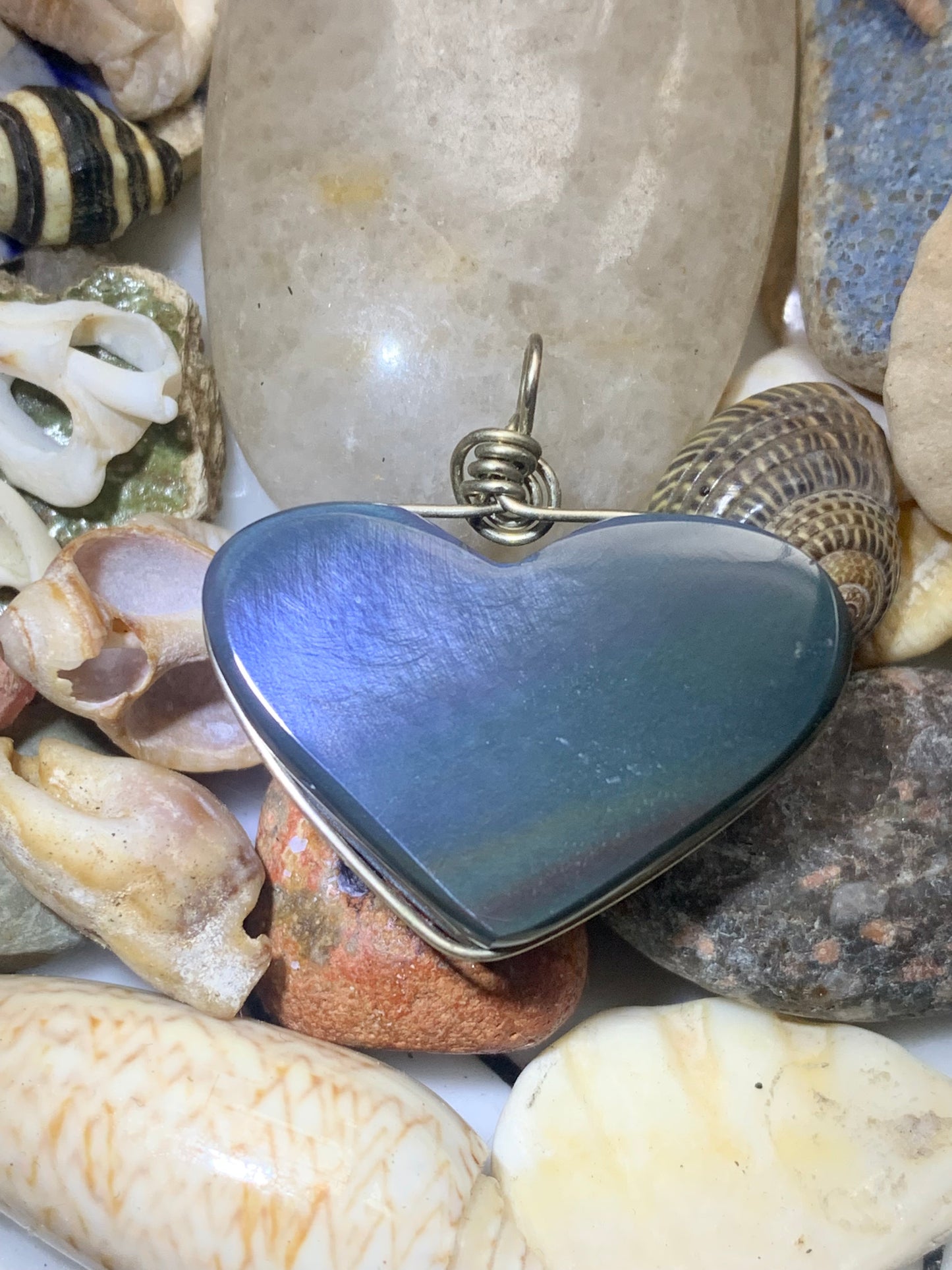 Obsidienne Oeil céleste, pendentif en Argent 925, de 31 millimètres de hauteur x 32 mm de largeur x 11 millimètres. Vendu avec cordon noir réglable offert !