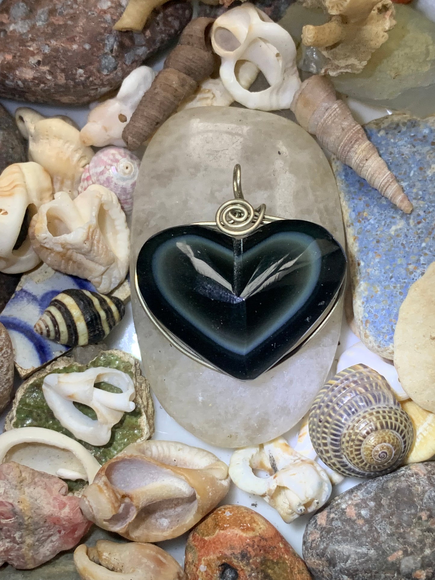 Obsidienne Oeil céleste, pendentif en Argent 925, de 31 millimètres de hauteur x 30 mm de largeur x 11 millimètres. Vendu avec cordon noir réglable offert !