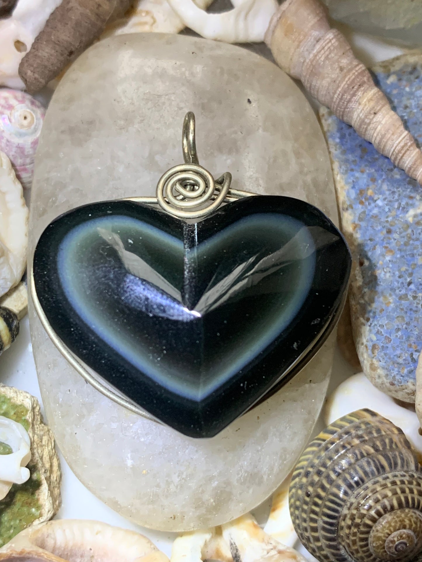 Obsidienne Oeil céleste, pendentif en Argent 925, de 31 millimètres de hauteur x 30 mm de largeur x 11 millimètres. Vendu avec cordon noir réglable offert !