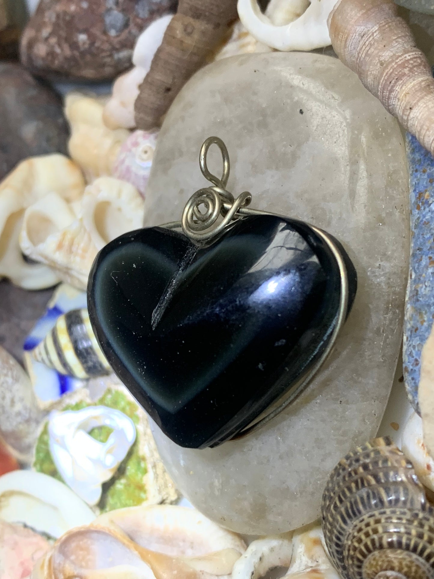 Obsidienne Oeil céleste, pendentif en Argent 925, de 31 millimètres de hauteur x 30 mm de largeur x 11 millimètres. Vendu avec cordon noir réglable offert !