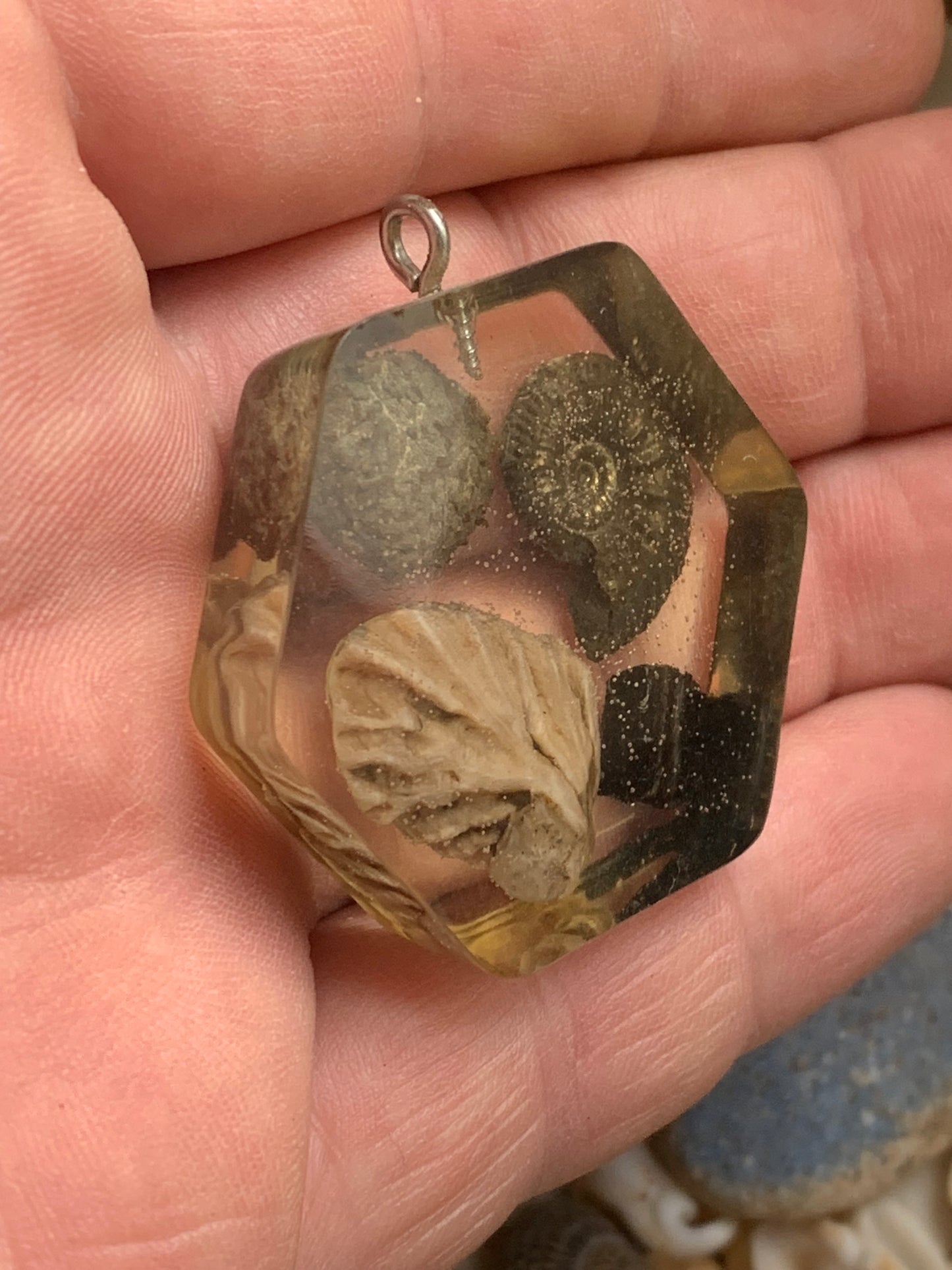 Orgonite avec Ammonite et fossiles, pendentif de taille de 42 millimètres x 44 x 12. Vendu avec ou sans cordon noir et réglable de 60 cm !