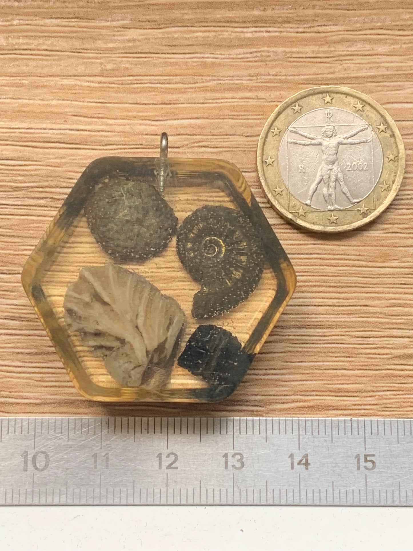 Orgonite avec Ammonite et fossiles, pendentif de taille de 42 millimètres x 44 x 12. Vendu avec ou sans cordon noir et réglable de 60 cm !