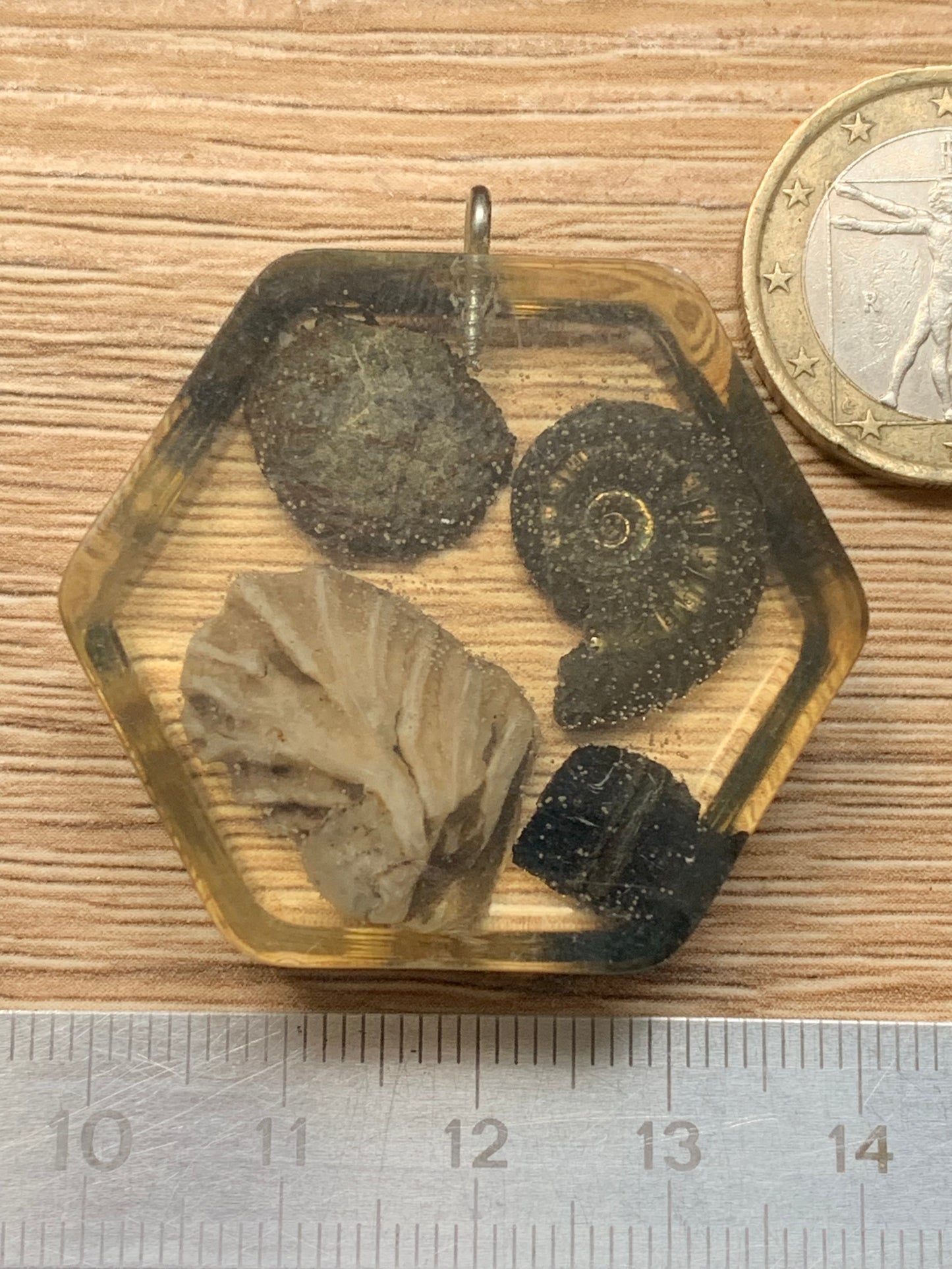 Orgonite avec Ammonite et fossiles, pendentif de taille de 42 millimètres x 44 x 12. Vendu avec ou sans cordon noir et réglable de 60 cm !