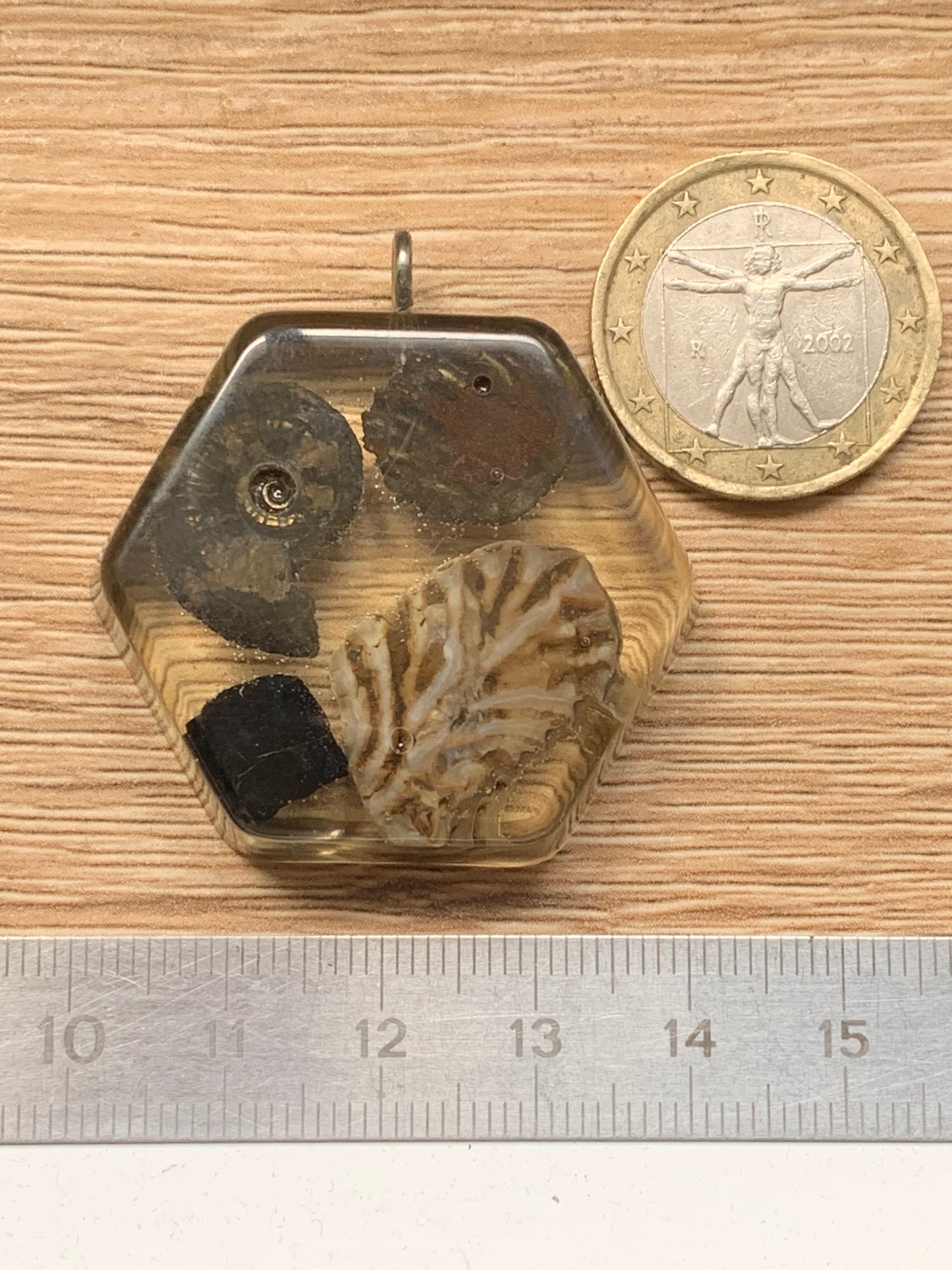 Orgonite avec Ammonite et fossiles, pendentif de taille de 42 millimètres x 44 x 12. Vendu avec ou sans cordon noir et réglable de 60 cm !