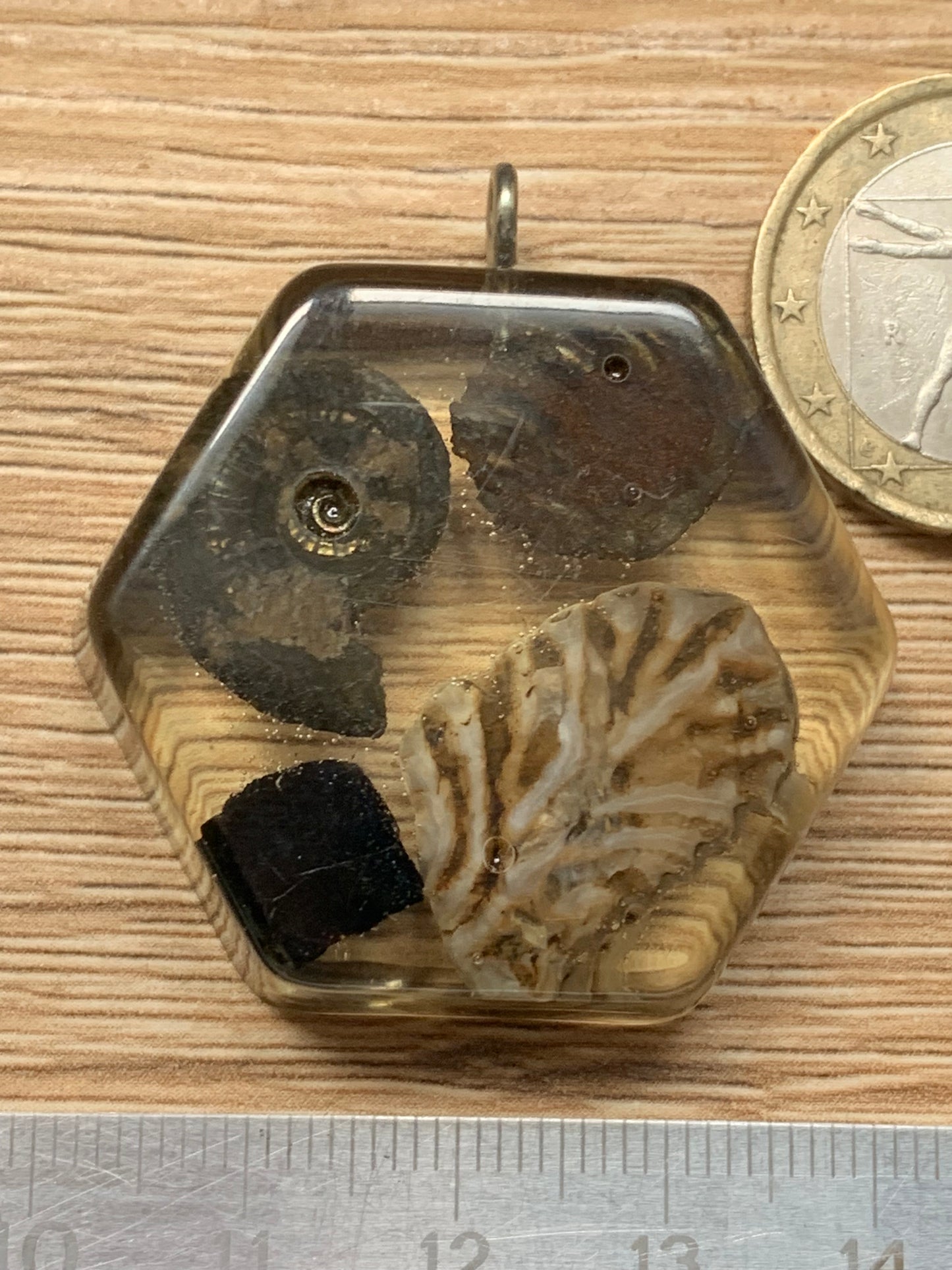 Orgonite avec Ammonite et fossiles, pendentif de taille de 42 millimètres x 44 x 12. Vendu avec ou sans cordon noir et réglable de 60 cm !