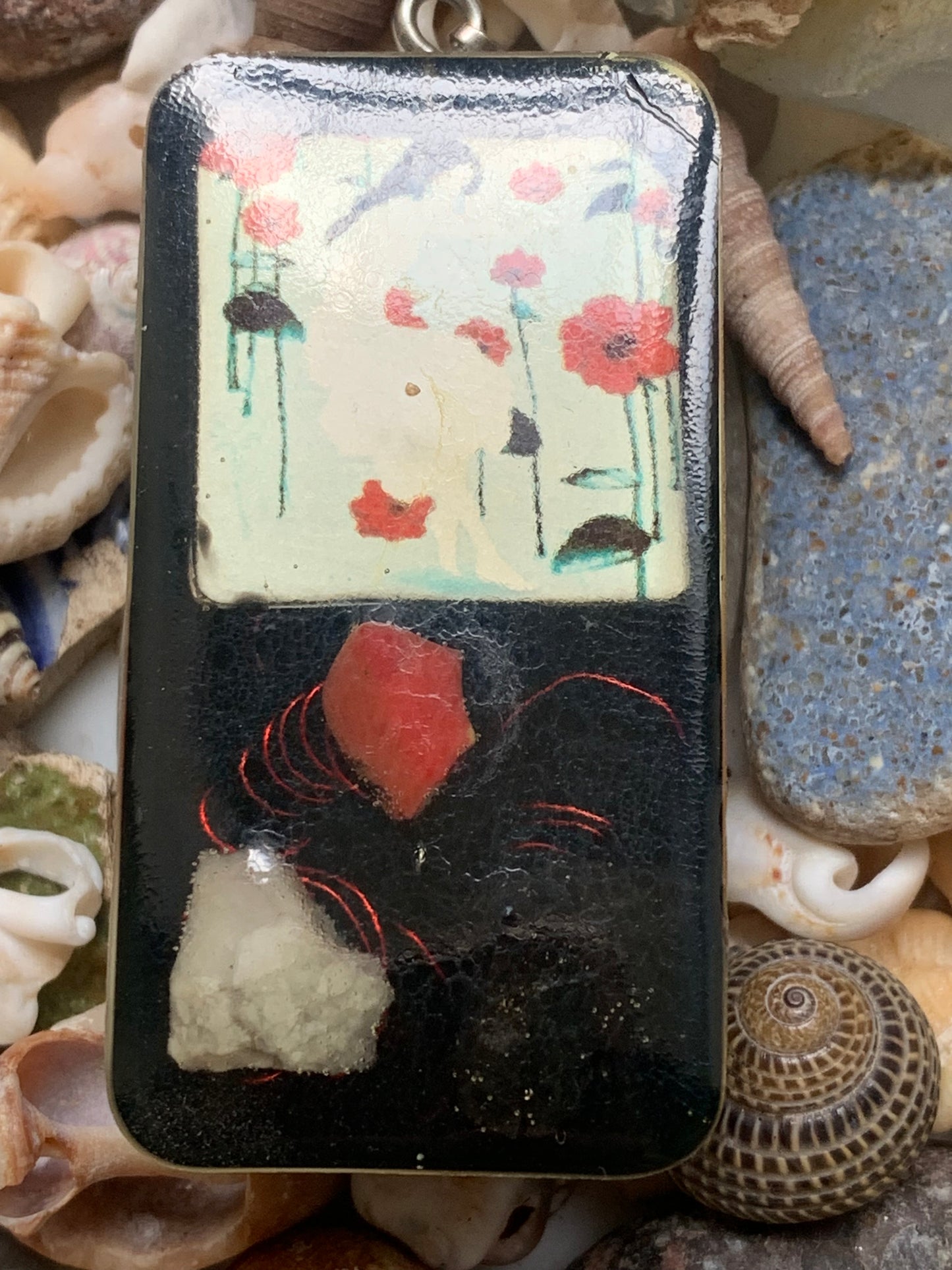 Orgonite, pendentif de taille 65 millimètres x 30 x 12. Vendu avec ou sans cordon noir et réglable de 60 cm !