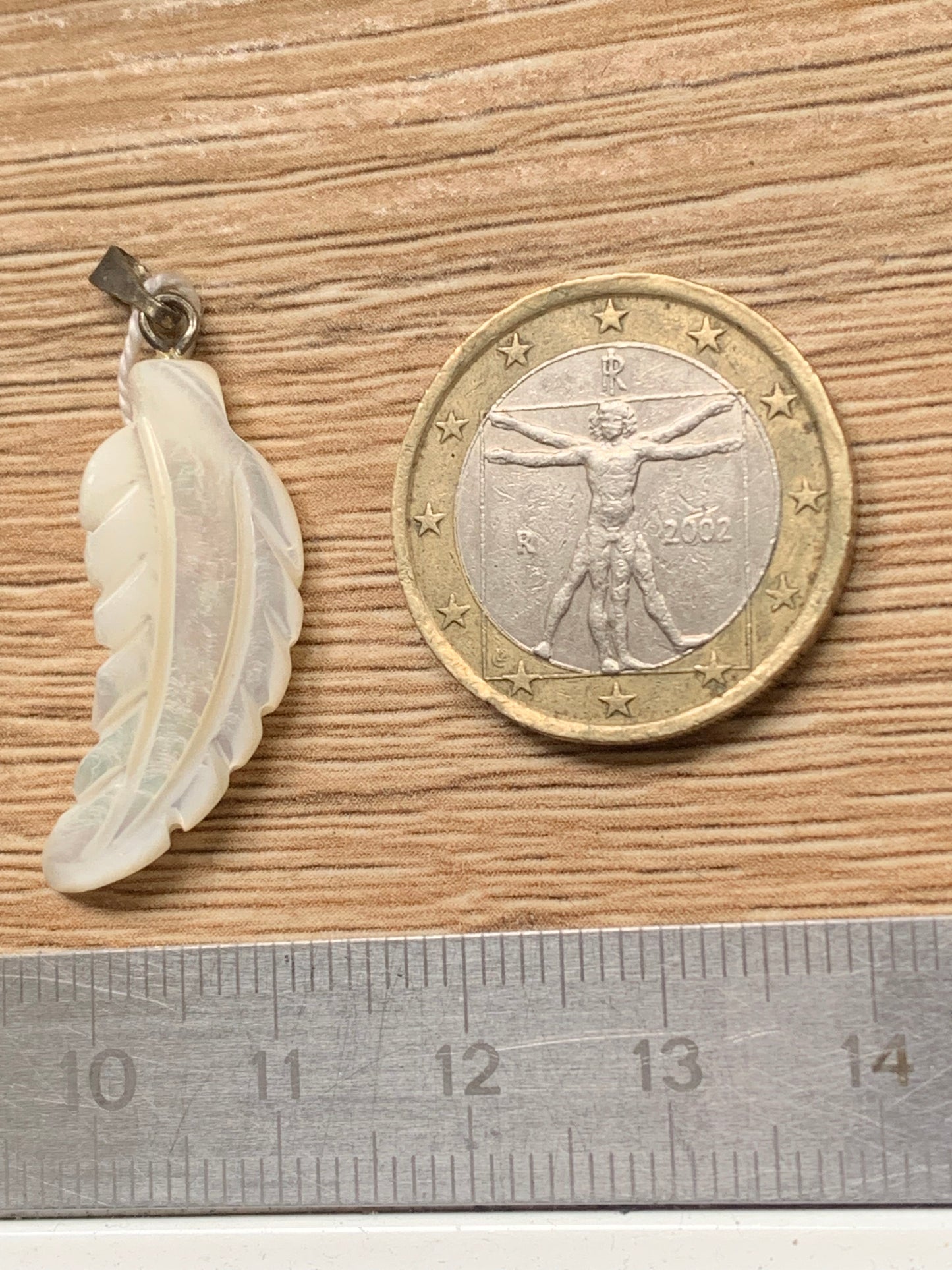 Nacre, pendentif en forme de plume, de 35 mm x11 x3. Vendu avec ou sans cordon noir et réglable de 60 cm !