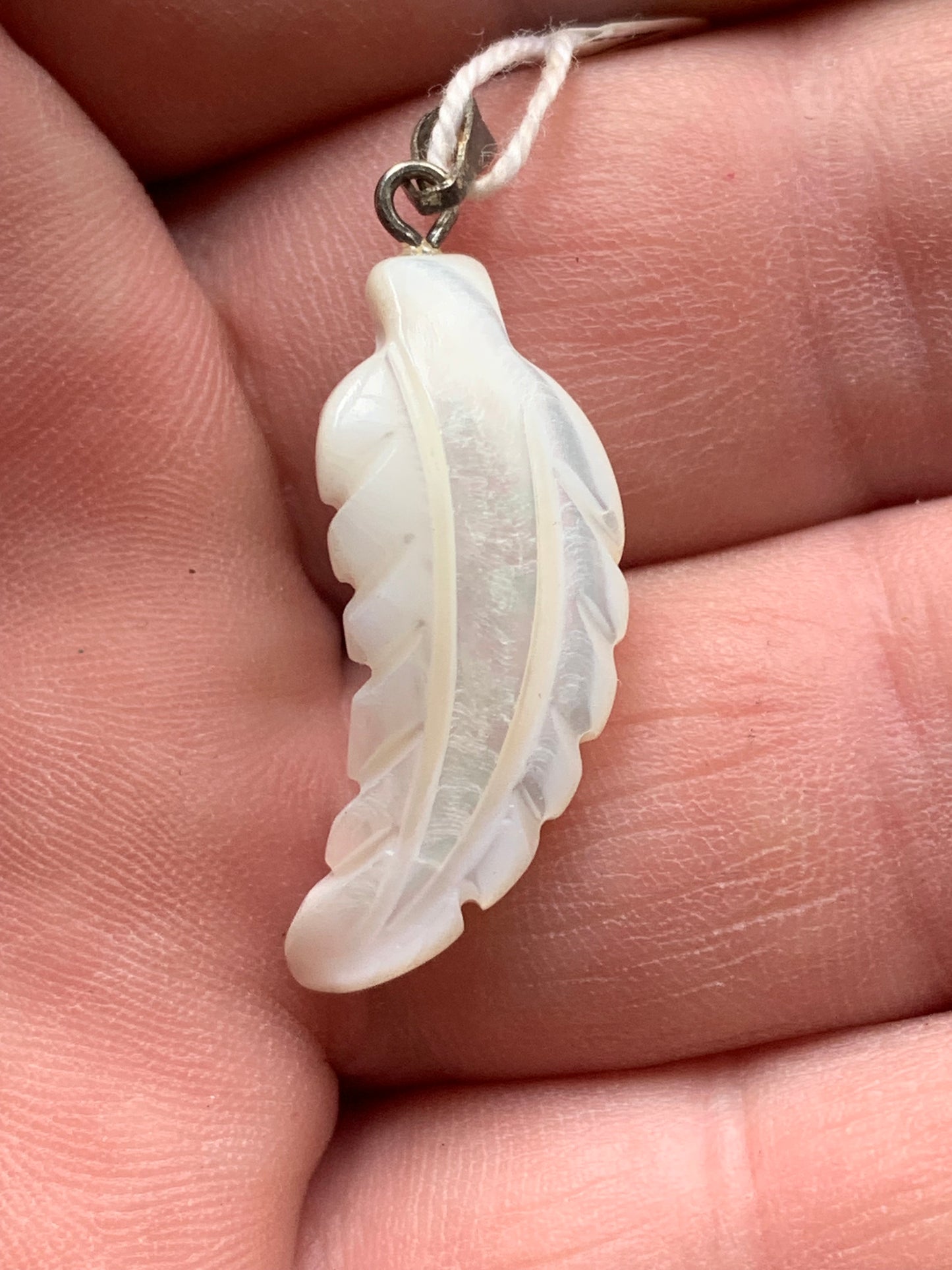 Nacre, pendentif en forme de plume, de 35 mm x11 x3. Vendu avec ou sans cordon noir et réglable de 60 cm !