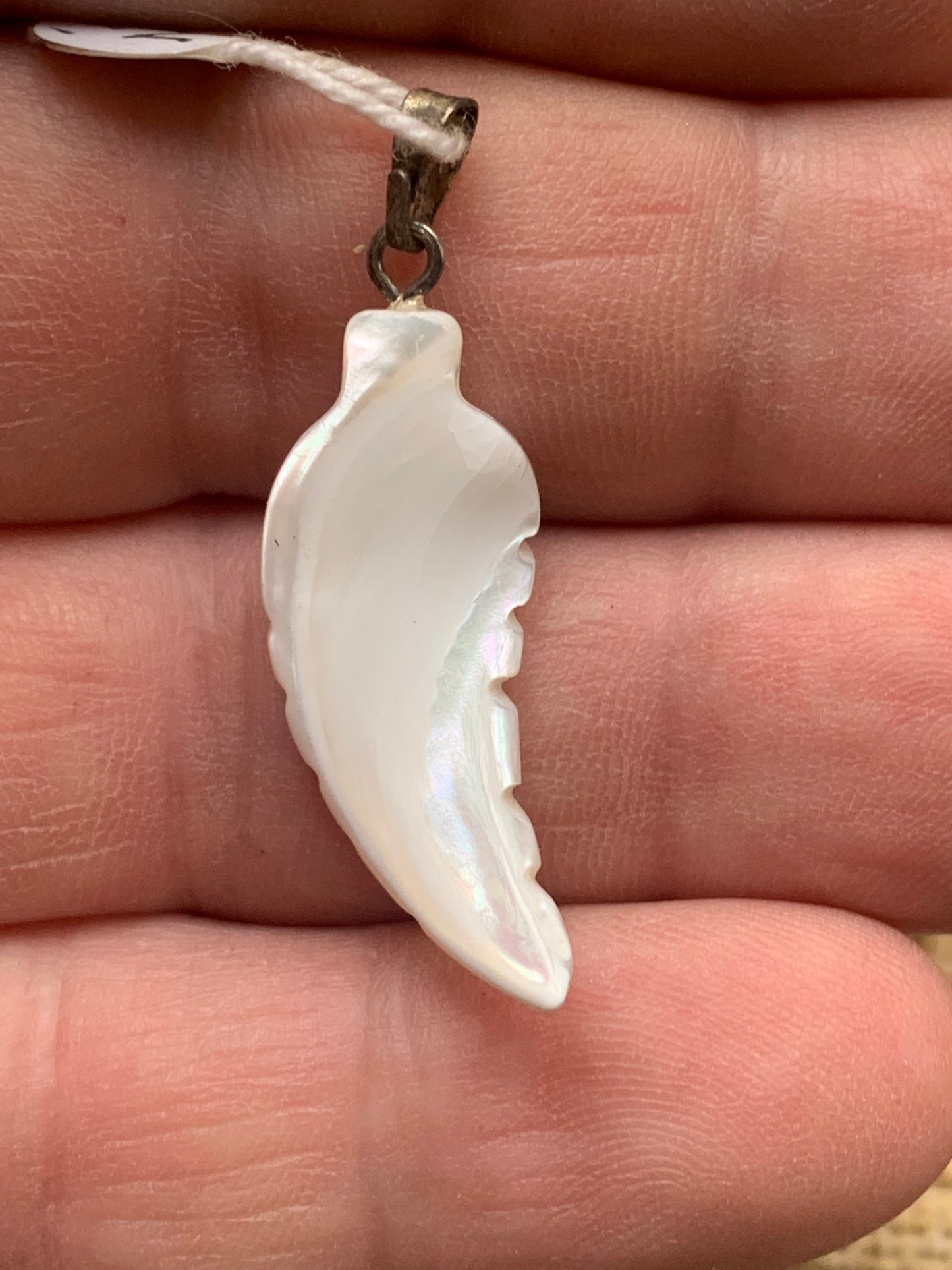 Nacre, pendentif en forme de plume, de 35 mm x11 x3. Vendu avec ou sans cordon noir et réglable de 60 cm !