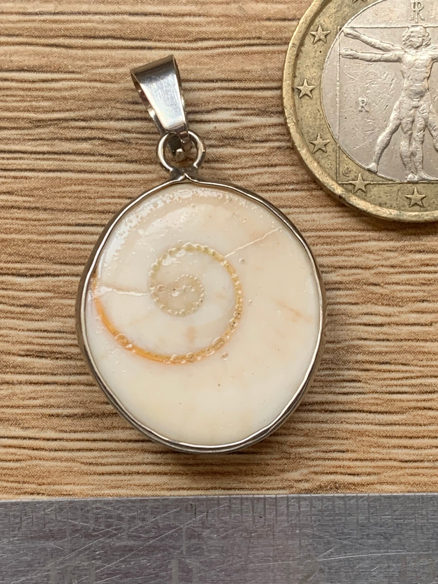 Oeil de Sainte-Lucie, sertis en laiton argenté de 32 mm de hauteur x 21 de largeur x 7 d'ép. Vendu avec cordon noir réglable offert !